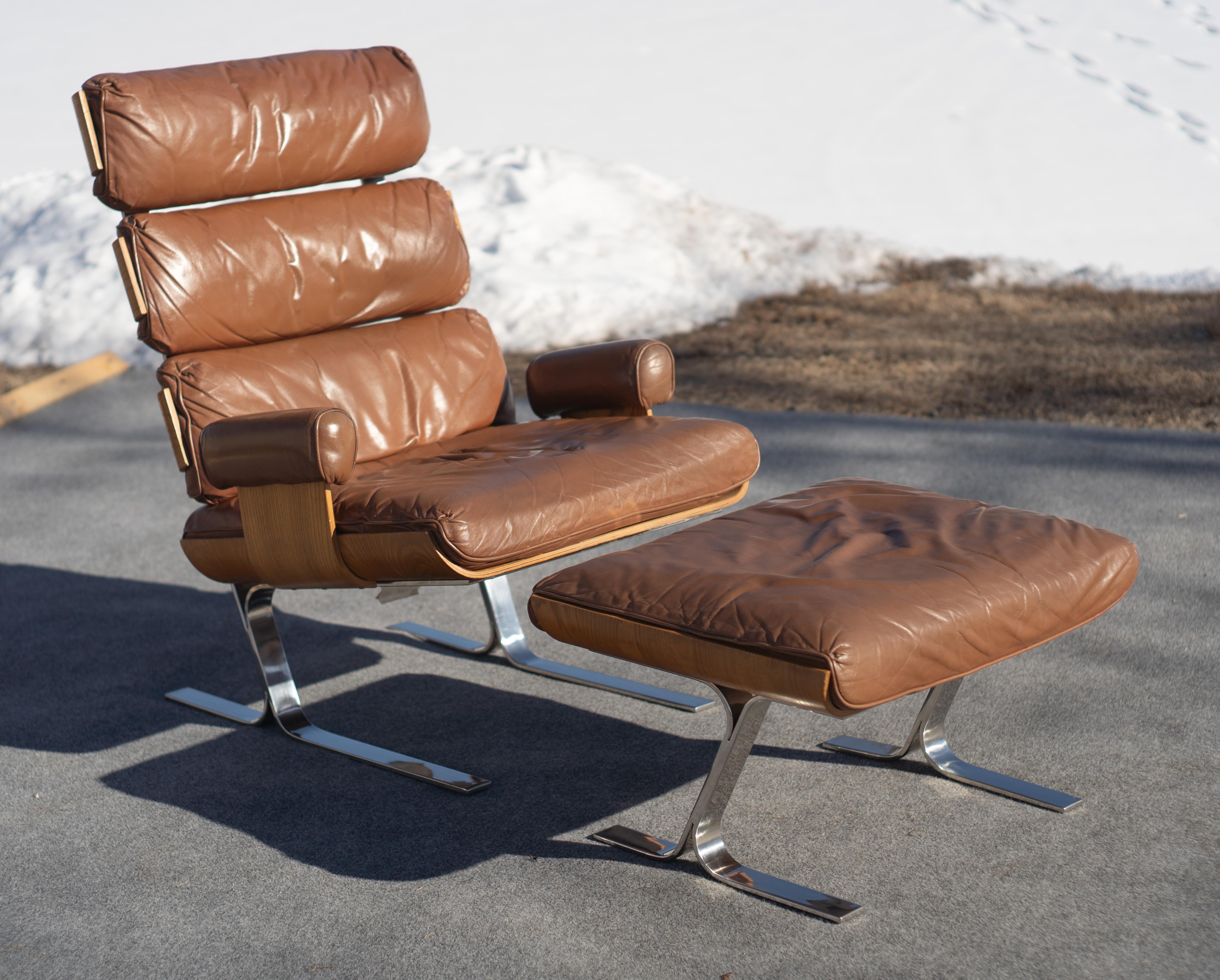 Flair for Bernhardt Lounge Chair & Ottoman in Chrome/Leather/Oak after Eames In Good Condition For Sale In Philadelphia, PA