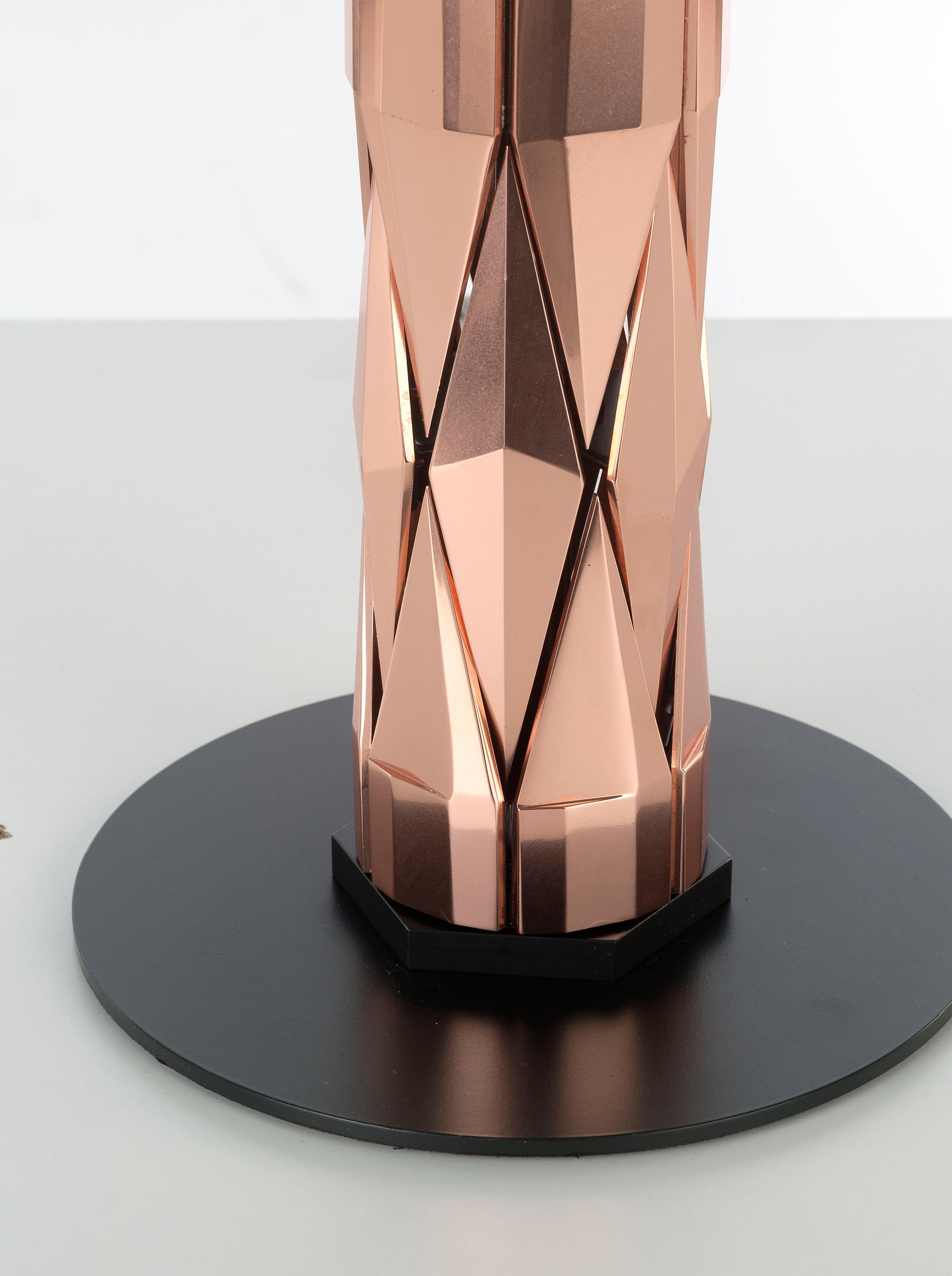 Colección FLAIRE - Rico cuerpo central compuesto por numerosos elementos de latón macizo, biselados de diversas formas para obtener un conjunto de facetas.

Estructura central y detalles de latón natural macizo en acabado cobre pulido; base y
