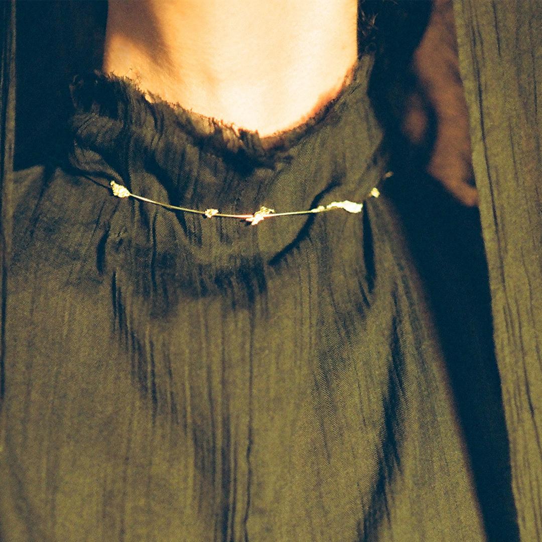 thin gold choker necklace