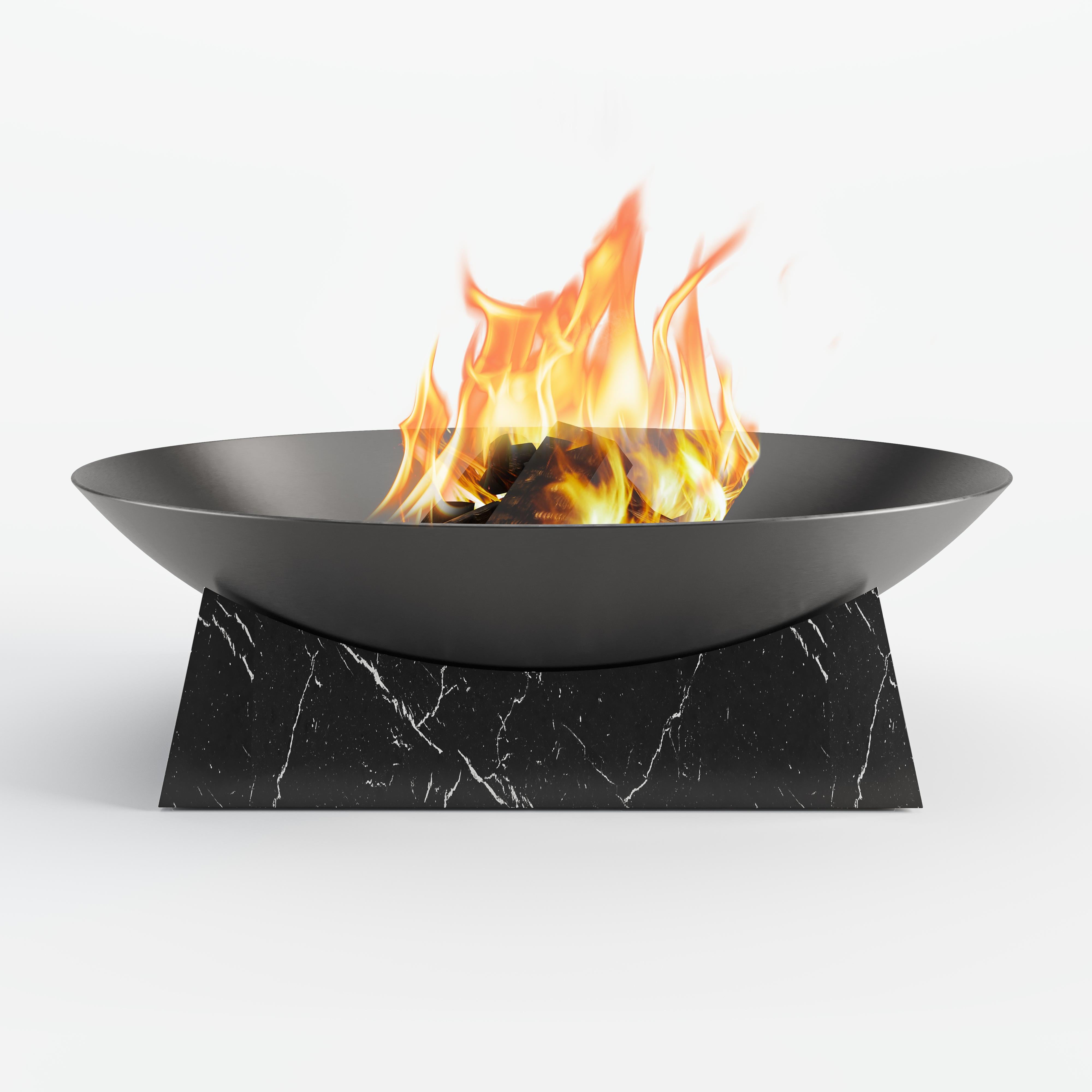 Modern Custom Fire Pit with Black Carbon Steel and White Carrara Marble In Distressed Condition For Sale In Santo Tirso, PT