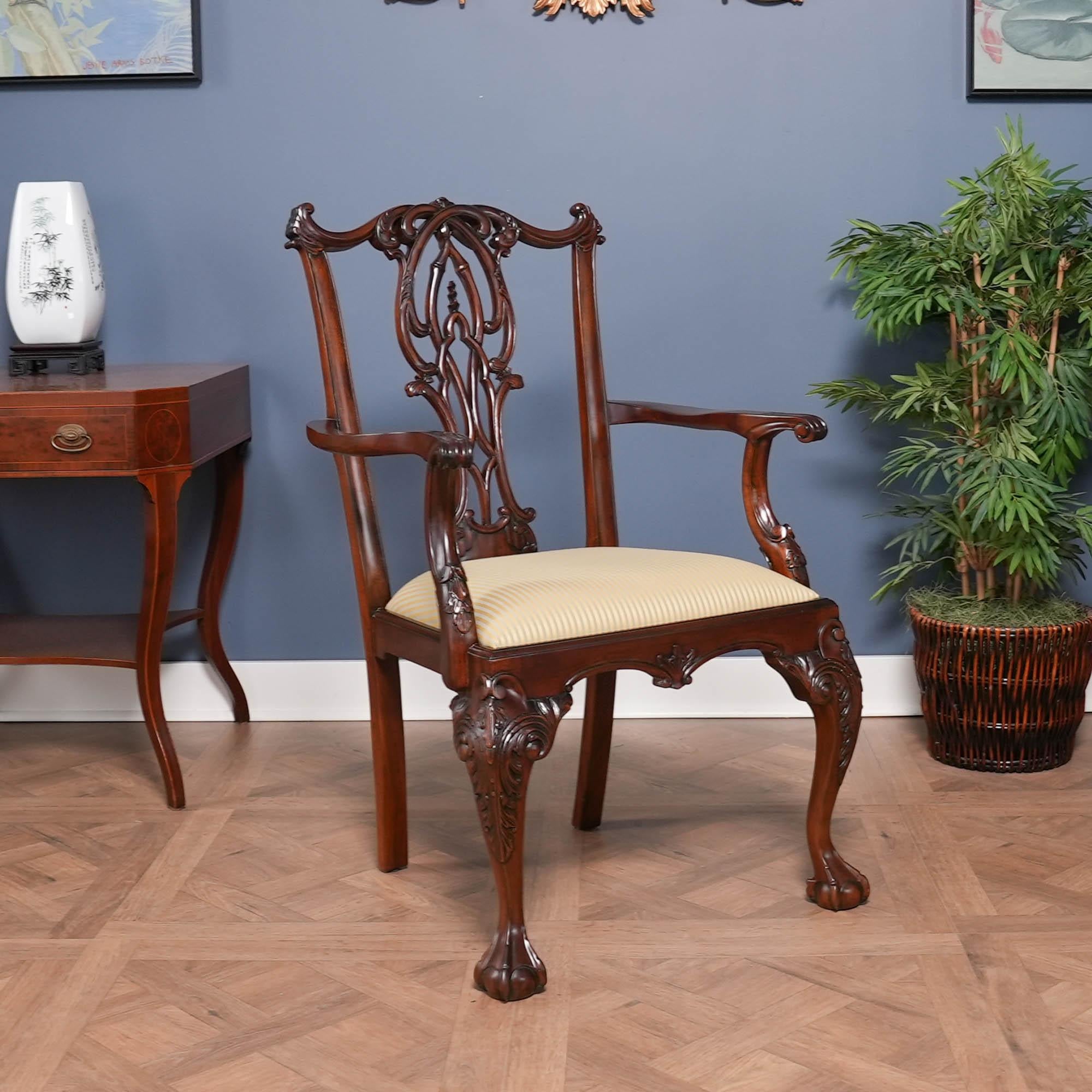 Questo set di 10 sedie Chippendale con schienale a fiamma è composto da 2 poltrone e 8 sedie laterali. Queste sedie sono state ispirate da alcuni dei migliori intagliatori ed ebanisti mai esistiti. Simile agli esempi che si trovano nelle case