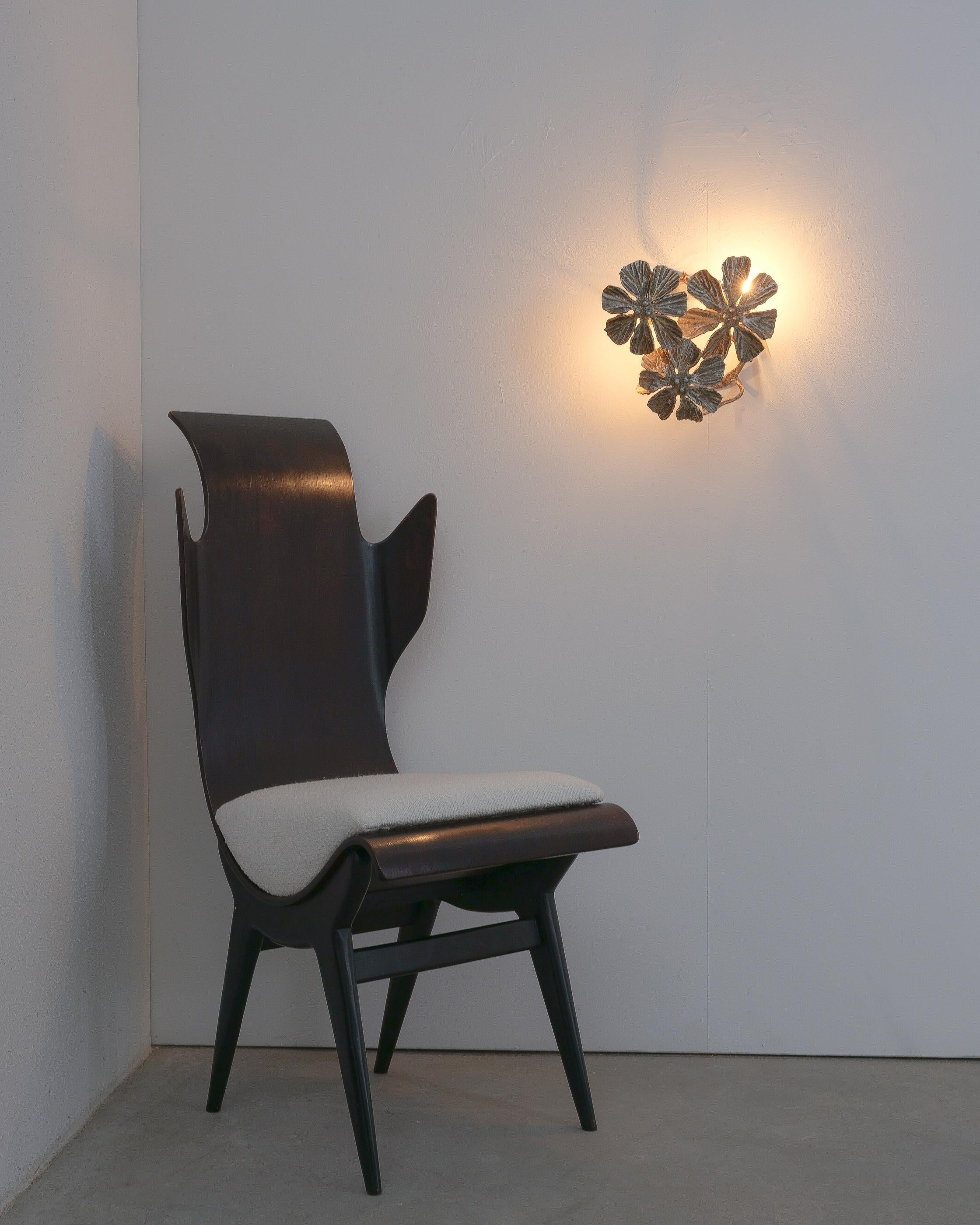 Sedia Flame italiana del Medioevo, imbottita di recente, anni '60.

Sedie scultoree Pozzi & Verga modello '2/R' o ''Flame'', disegnate da Dante LaTorre. La sedia è realizzata in palissandro curvato e laminato su una struttura in frassino nero. Hanno