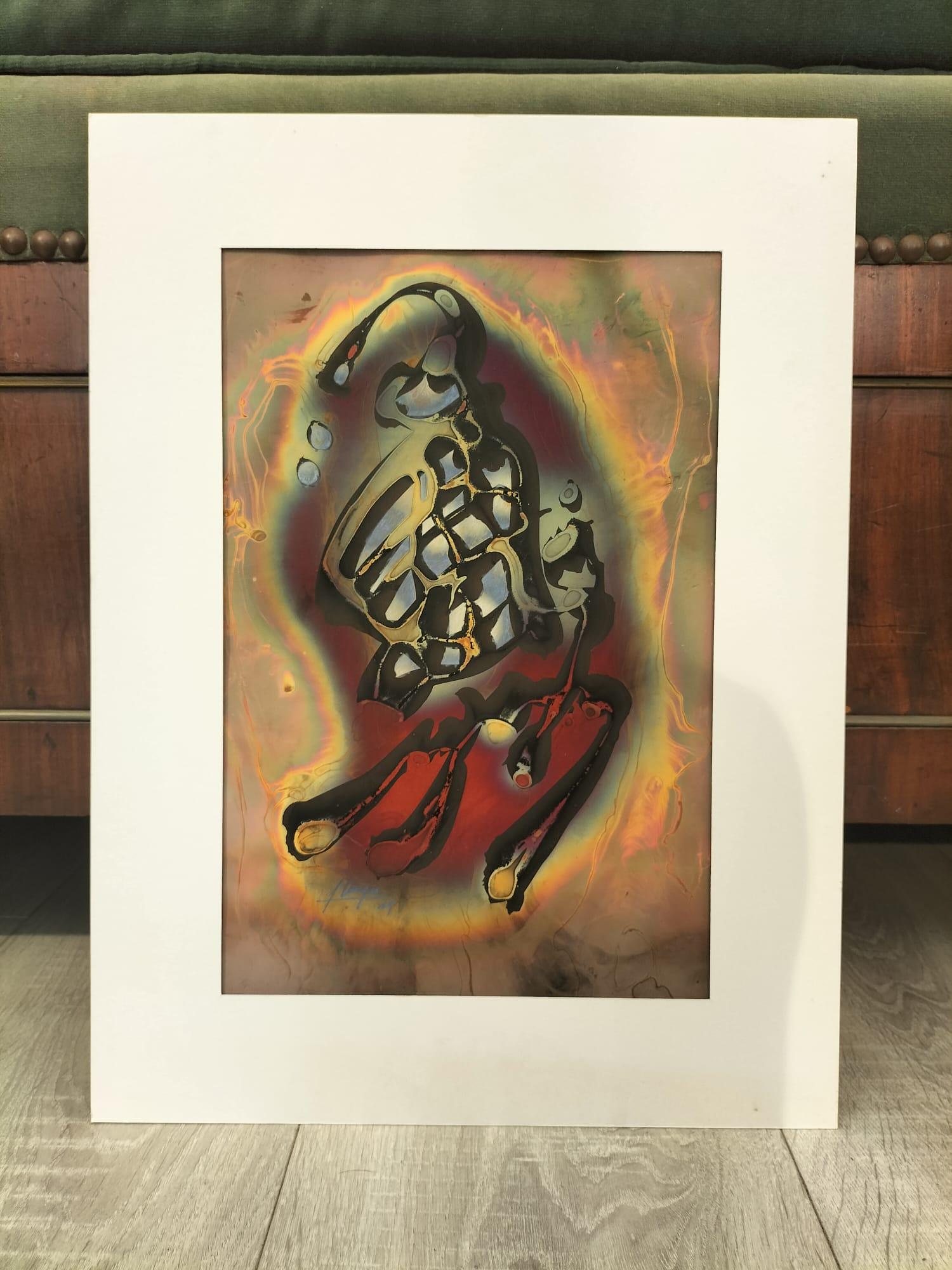 Arthur UNGER (1932-   )
Das in einem aufwändigen Verfahren der Flammenmalerei auf Kupfer hergestellte Stück zeigt eine Explosion leuchtender Farben, von satten Kupfertönen bis hin zu schillernden Rosé- und Grüntönen. Die einzigartigen Muster und
