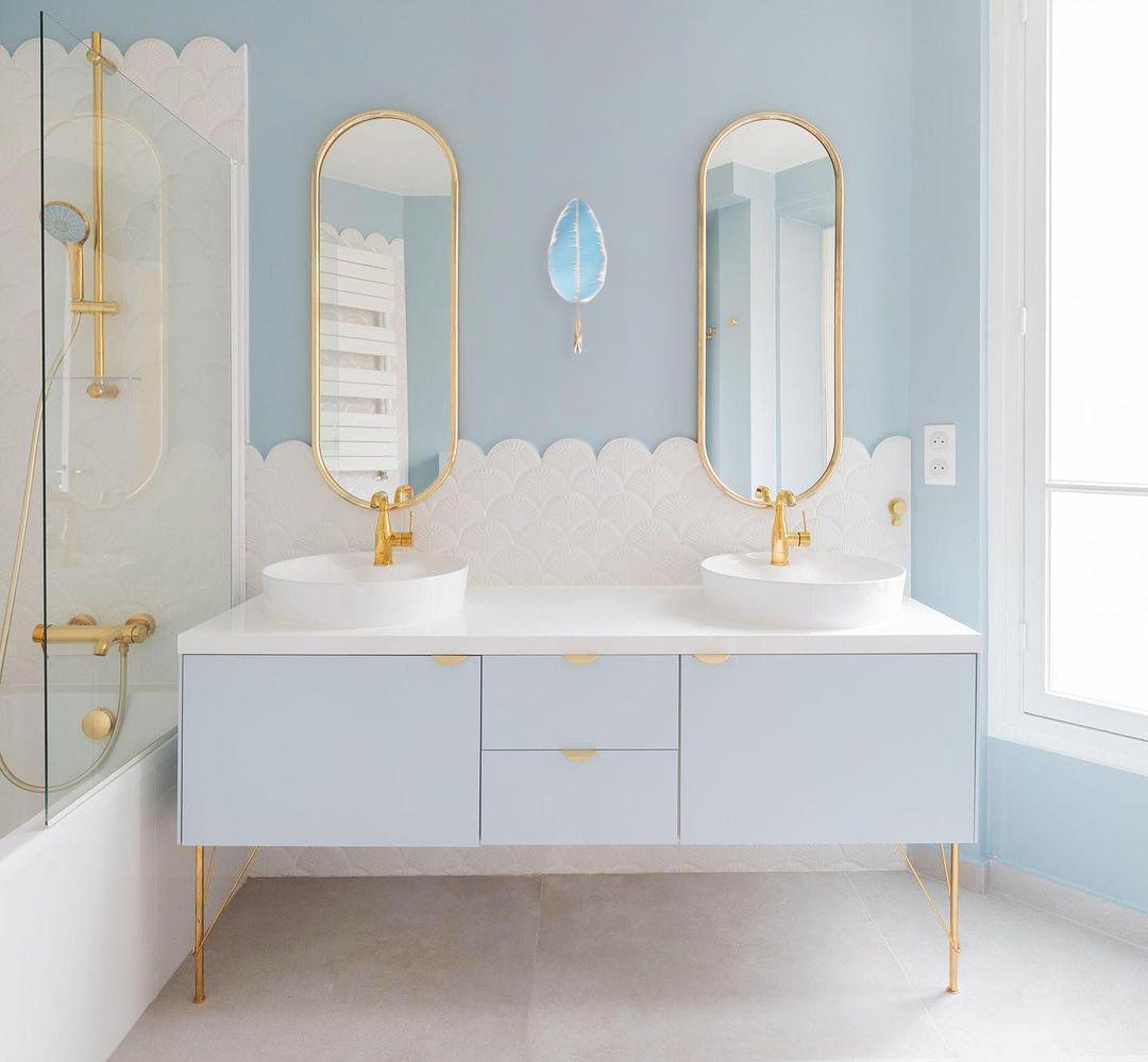 Italian “Flame” contemporary small wall sconce Cerulean Blue Silvered art Glass, brass For Sale