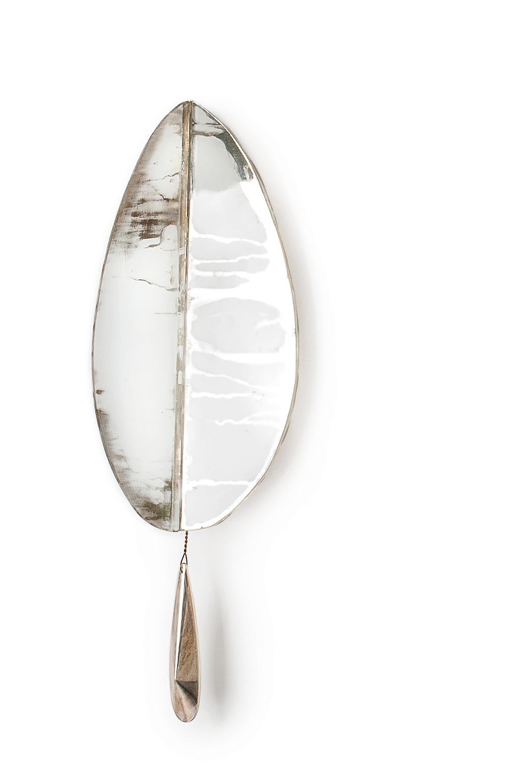  Zeitgenössische Flammen-Wandleuchte aus weiß versilbertem Kunstglas, Messing, Kristalltropfen  (Moderne) im Angebot