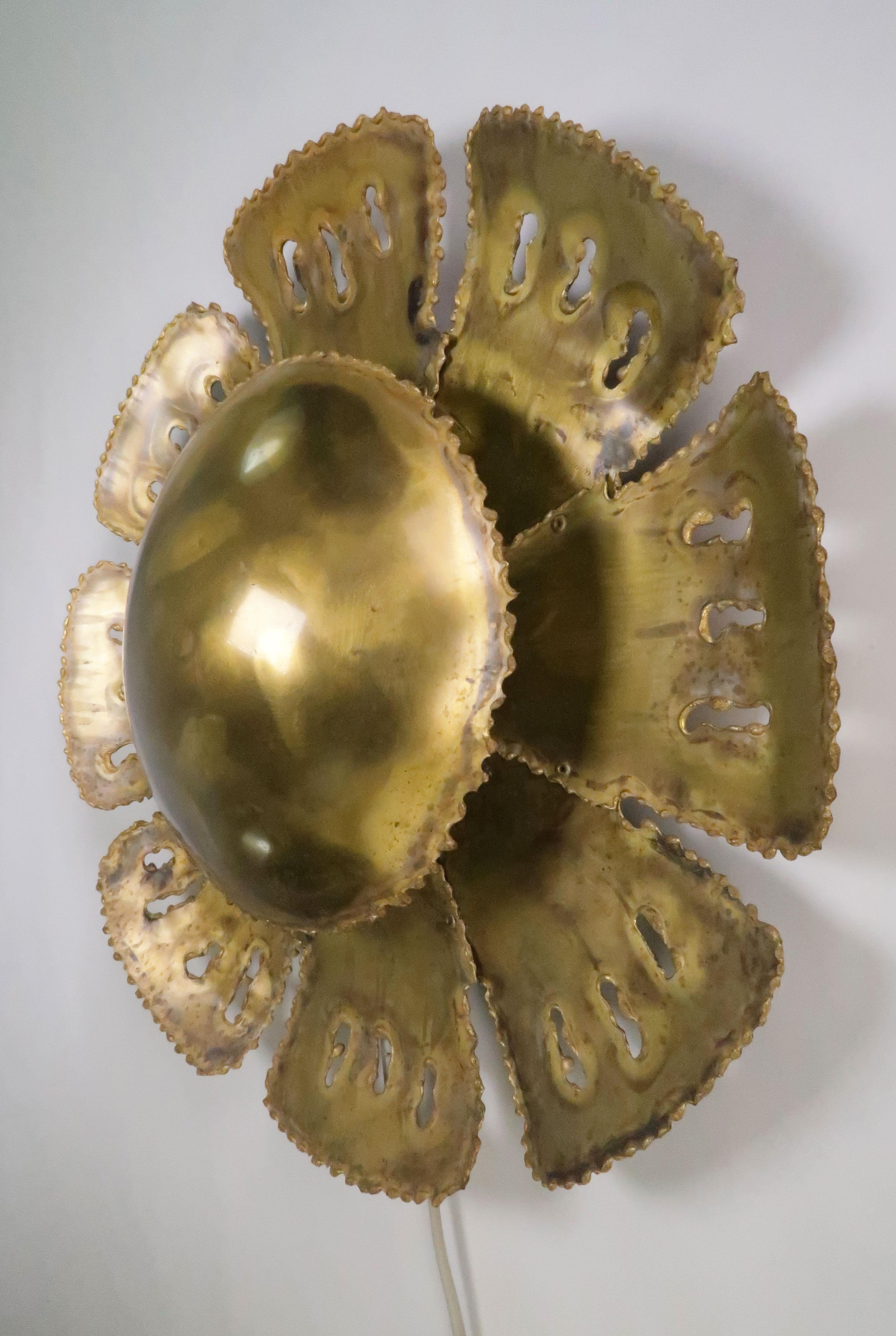 Danish mid-century modern brutalist rustic brass wall light in the shape of a large flower with eight leaves surrounding a big round shiny center. Designed by the versatile Dane Svend Aage Holm Sørensen for his own company Holm Sørensen & Co. in the