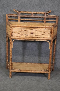 Table console en bambou et rotin décorée de flammes