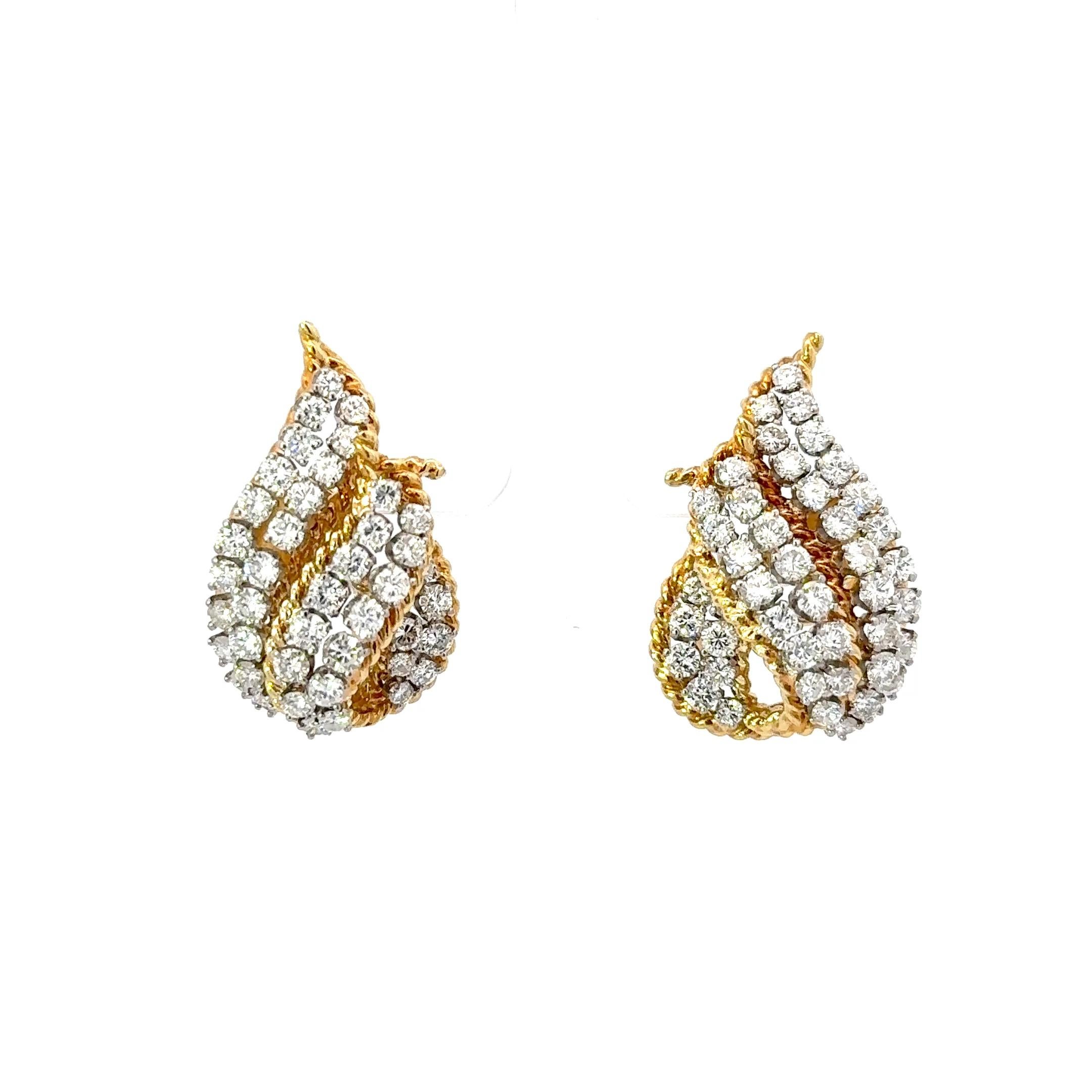 Boucles d'oreilles en platine et or jaune 18 carats avec diamant en forme de flamme. Les boucles d'oreilles présentent environ 2.3ctw de diamants ronds brillants. Les boucles d'oreilles mesurent 1,25