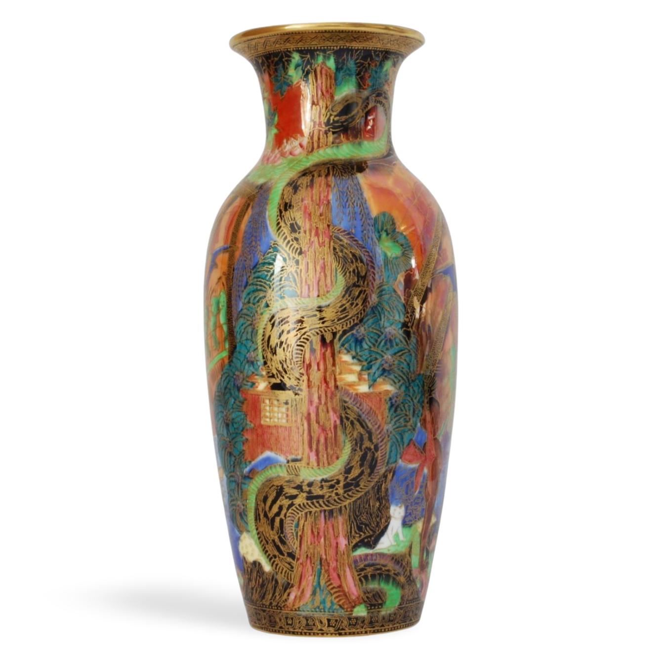 Un vaso alto e ben proporzionato in Lustro Fiammeggiante, decorato con il motivo Tree Serpent e Imps on a Bridge (motivo Z5360).

Esposto: Wedgwood, Master Potter to the Universe, Fondazione Roche, 2023.

La Wedgwood Fairyland Lustre è un tipo di