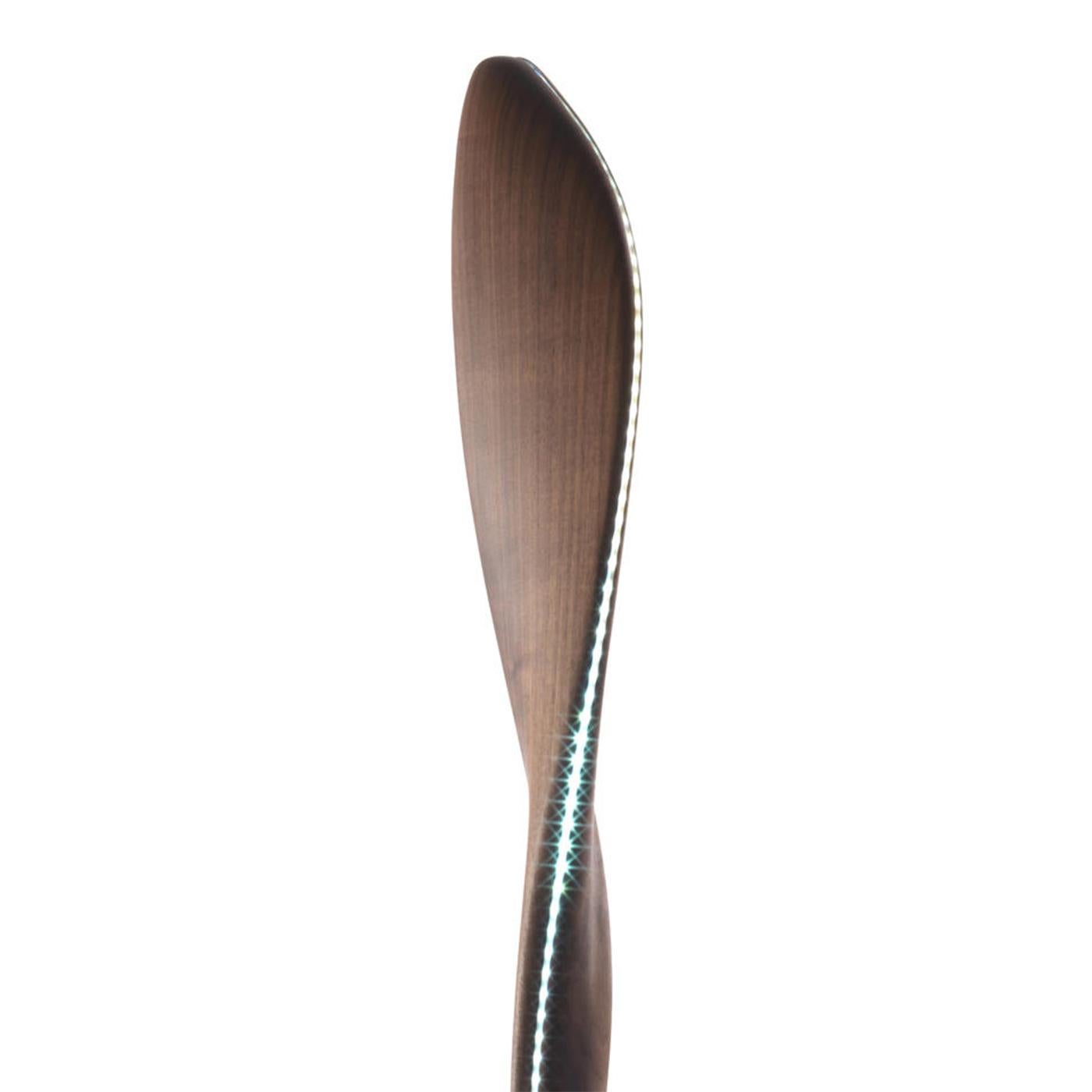 Floor lamp Flame in natural solid walnut,
polished and worked wood, with led lights strip,
cold led lights: 4000°K. Base in lacquered iron.
Also available with polished stainless steel base,
on request.
Also available in solid oak wood, on request.

