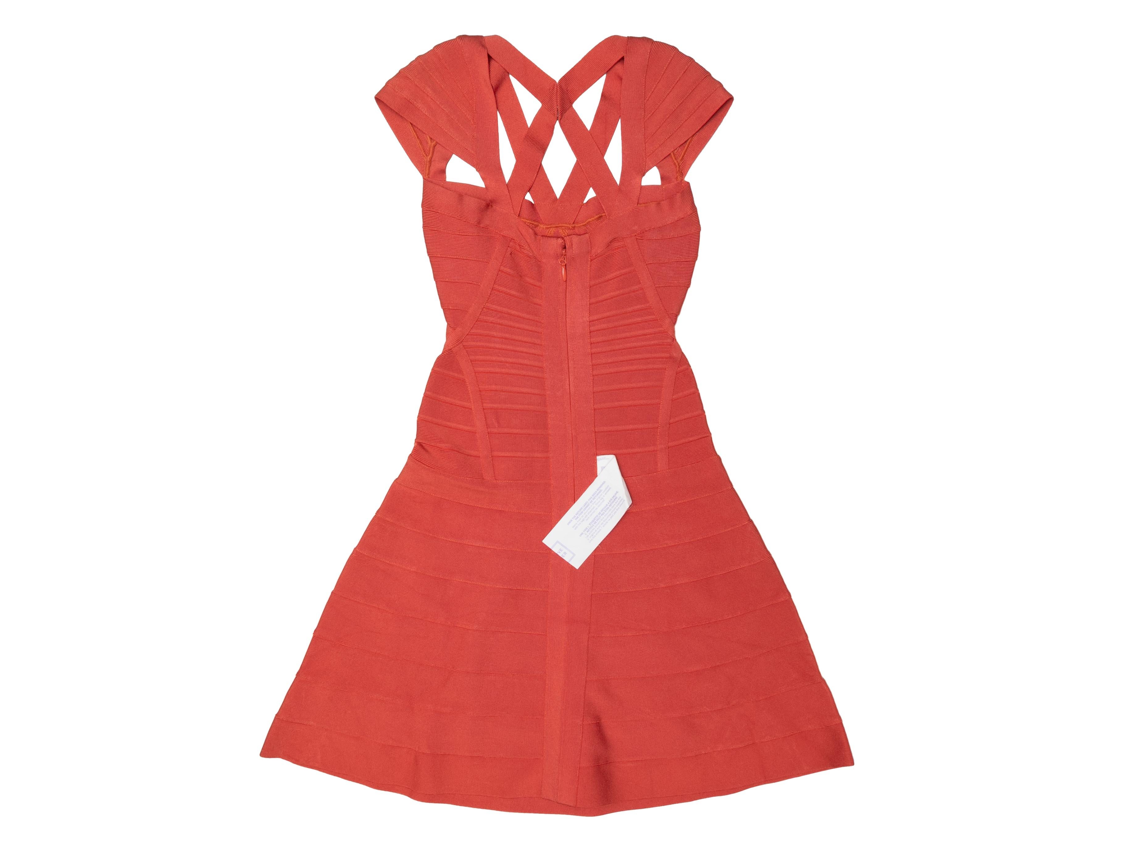 Minivestido de tirantes Beatriz de Herve Leger. Escote redondo con detalle de tiras. Mangas casquillo. Cierre con cremallera y corchetes en la espalda. Pecho de 20
