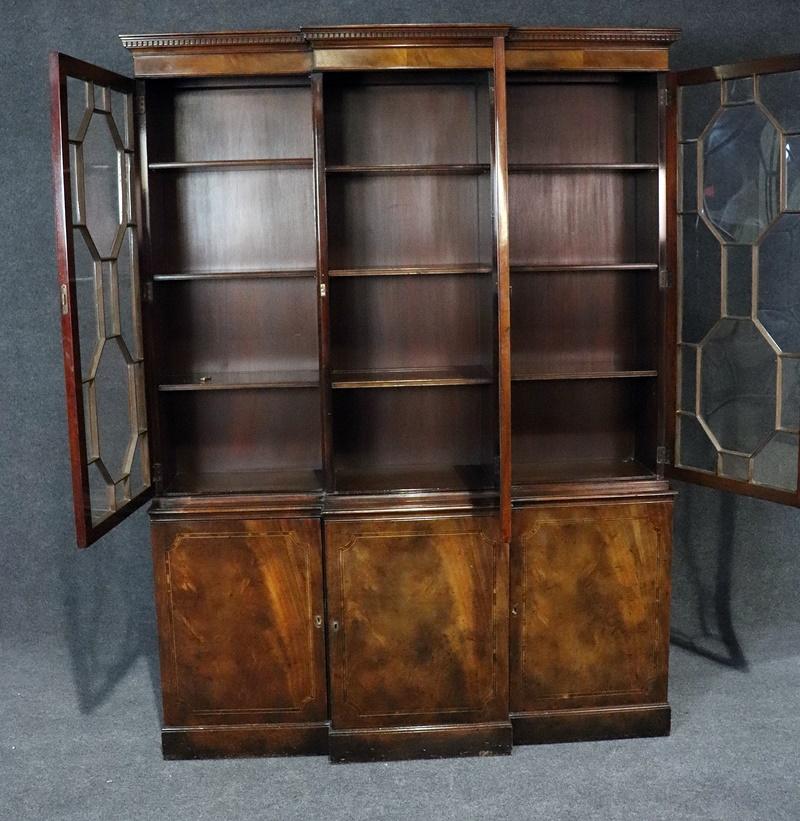 Flame Mahogany Baker Georgian Breakfront China Cabinet Bookcase In Good Condition In Swedesboro, NJ