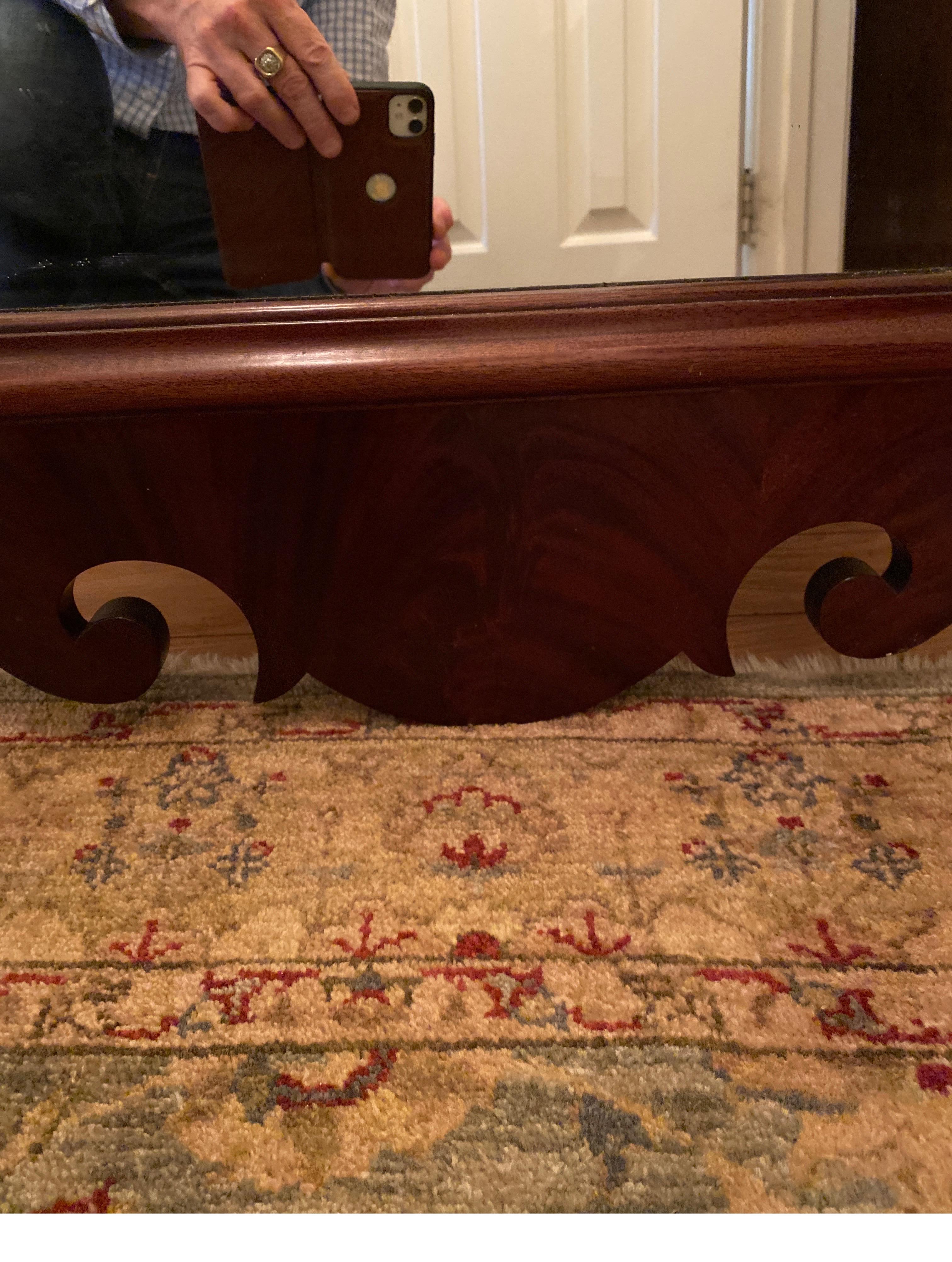 Miroir à bouclier Chippendale en acajou flamboyant Excellent état - En vente à Lambertville, NJ