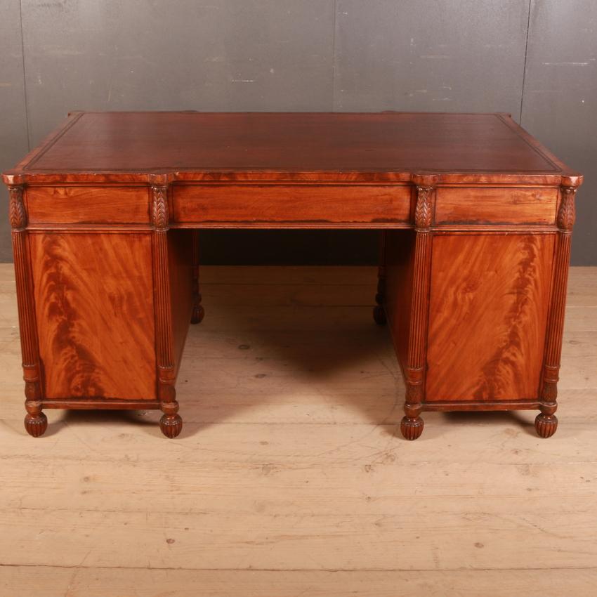 Flame Mahogany Desk In Good Condition In Leamington Spa, Warwickshire