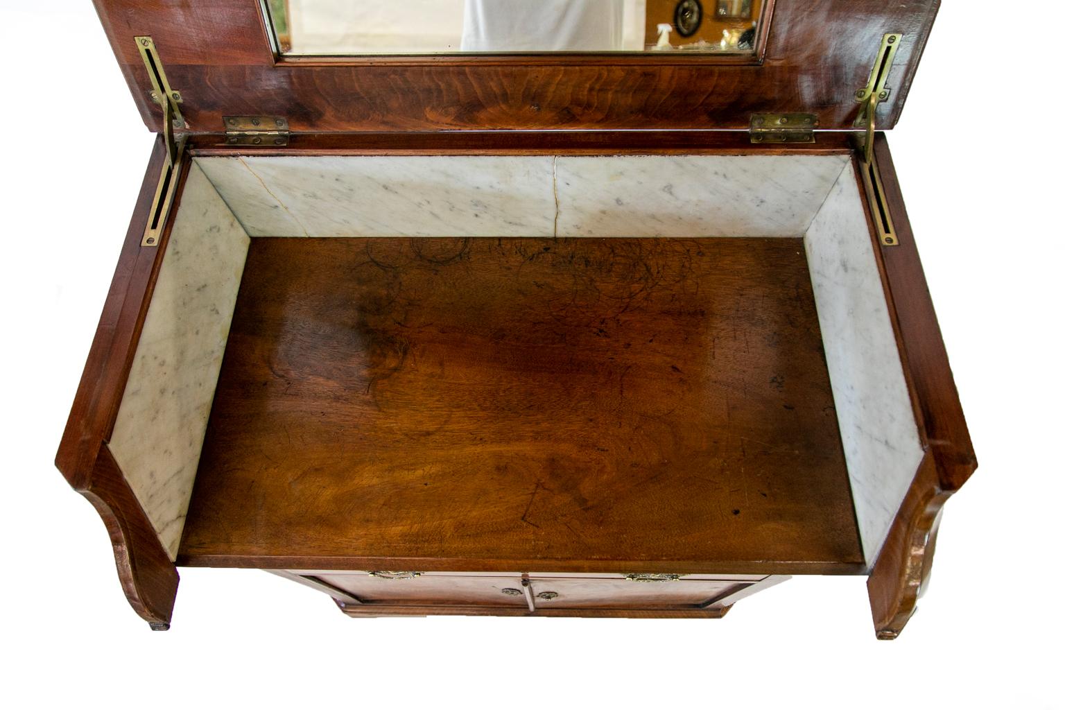 Flame Mahogany European Lift Top Washstand In Good Condition For Sale In Wilson, NC