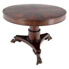 Mesa de centro redonda de pies de león tallada en caoba del siglo XIX ¡Menta!