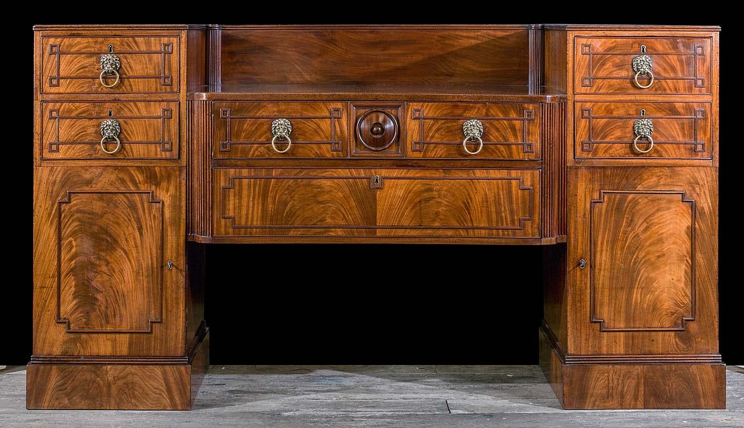 Flammenfarbenes Regency-Sideboard aus Mahagoni mit zwei Sockeln im Zustand „Gut“ im Angebot in London, GB