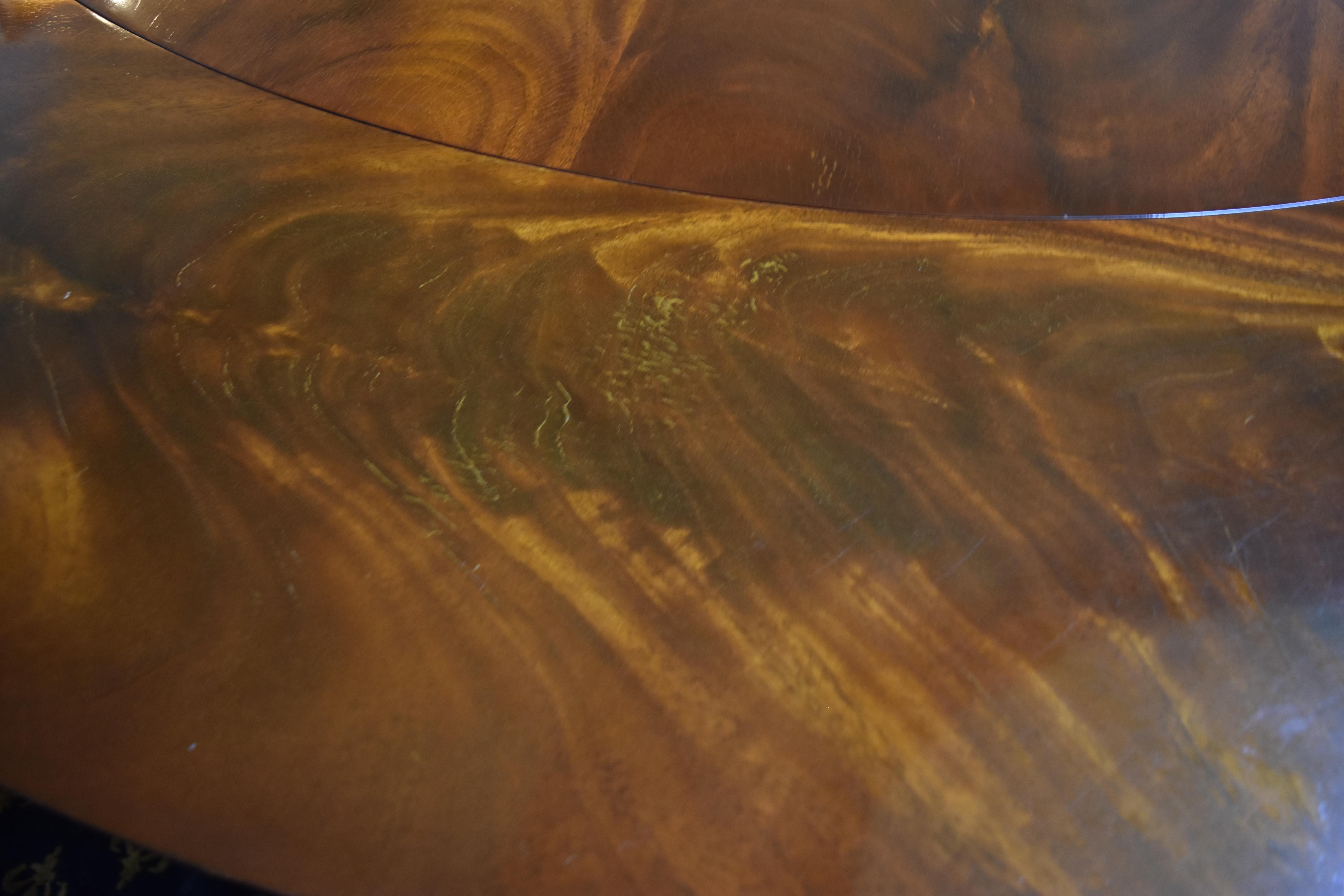 Flame Mahogany Round Pedestal Base Dining Table In Good Condition For Sale In Nashville, TN