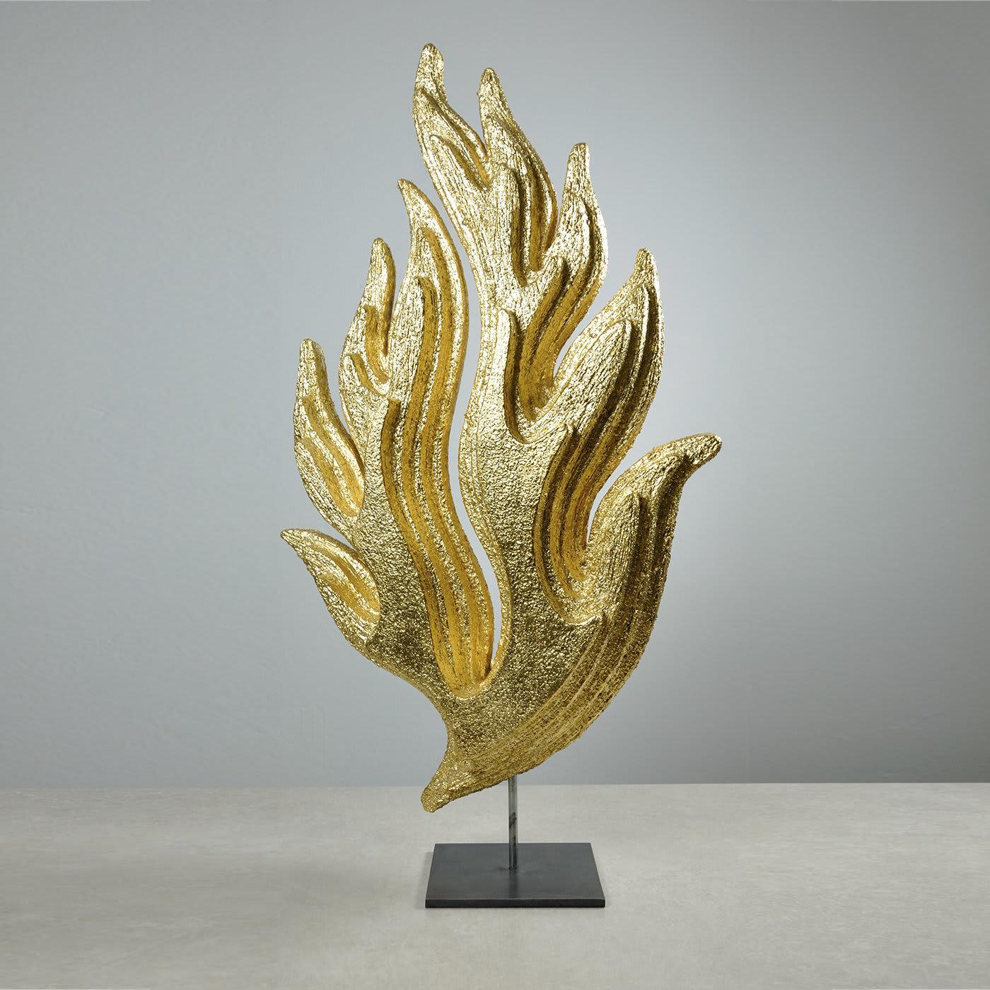 This striking sculpture is part of the Flame collection and features a square base with a vertical structure in unpolished iron, supporting an extruded polyurethane body shaped like a dancing flame, with a stucco finish that gives it a dynamic
