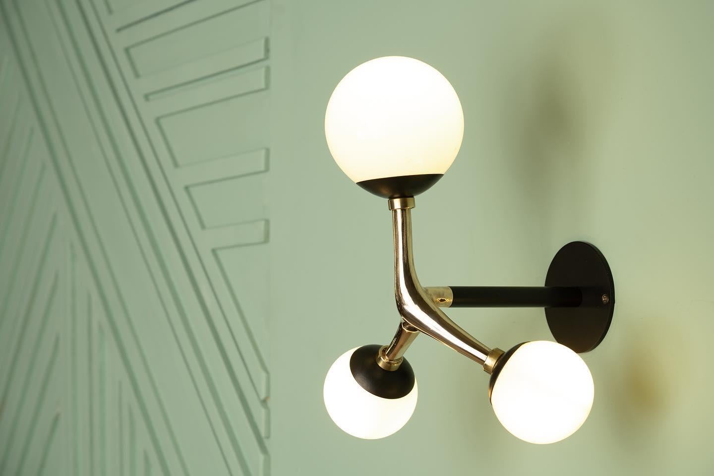 XXI secolo e contemporaneo Flame Ocellus - Lampada da parete contemporanea in vetro soffiato di Isabel Moncada in vendita