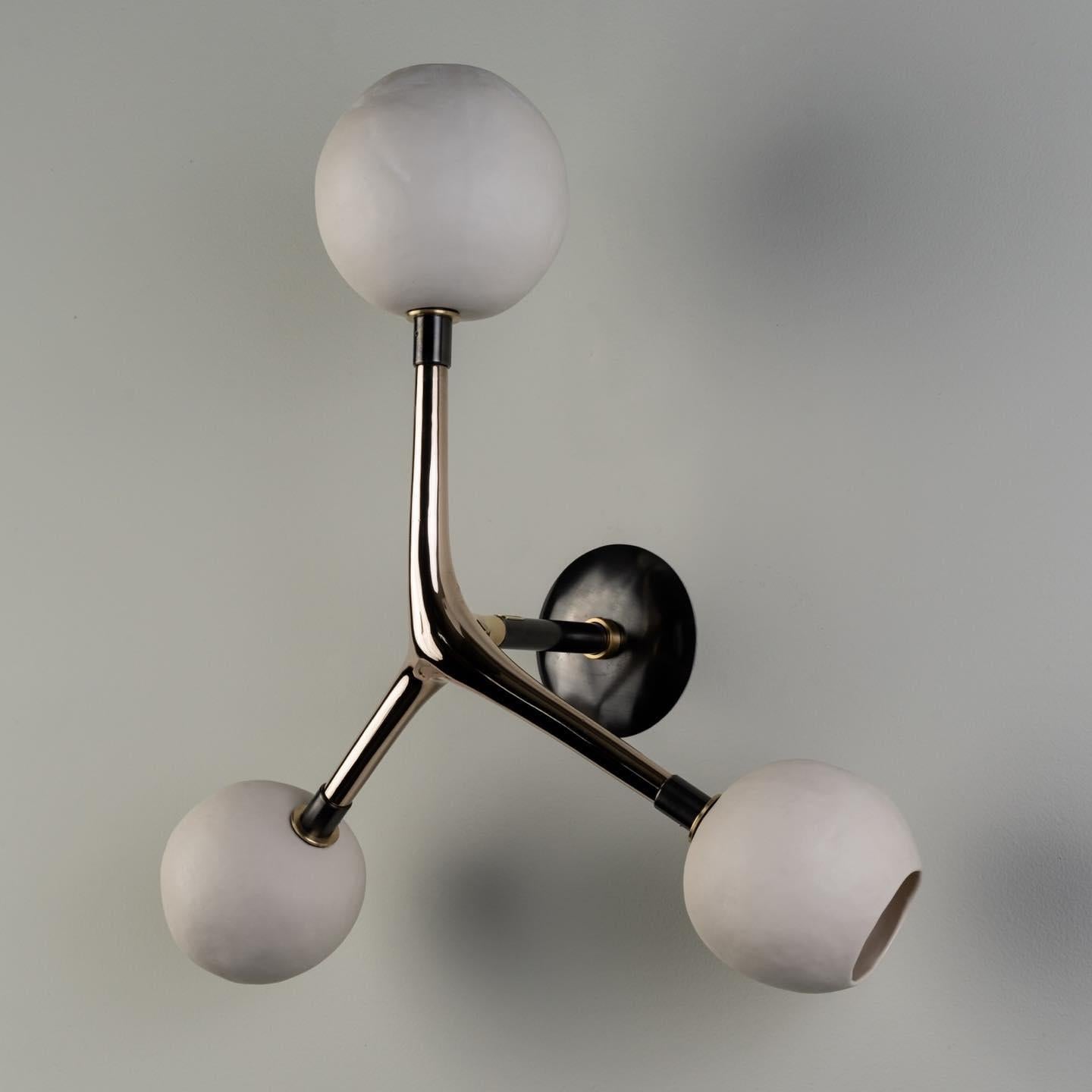 Ottone Flame Ocellus - Lampada da parete contemporanea in vetro soffiato di Isabel Moncada in vendita