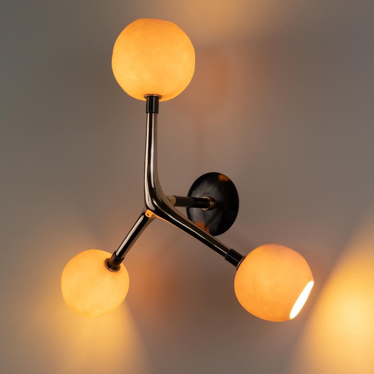 Flame Ocellus - Lampada da parete contemporanea in vetro soffiato di Isabel Moncada in vendita 1