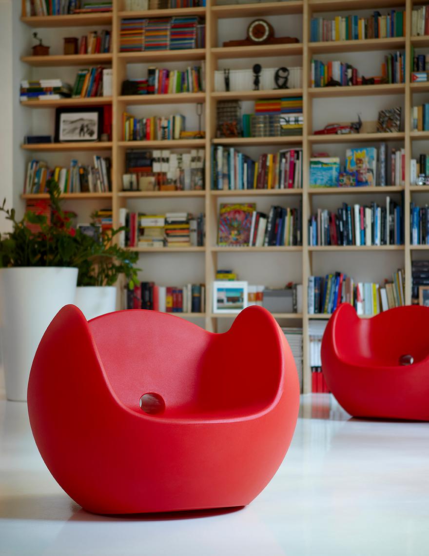 Flame Red Blos Rocking Armchair by Karim Rashid
Dimensions: D 85 x W 100 x H 75 cm. Seat Height: 34 cm.
Materials: Polyethylene.
Weight: 18 kg.

Available in different color options. This product is suitable for indoor and outdoor use. Please