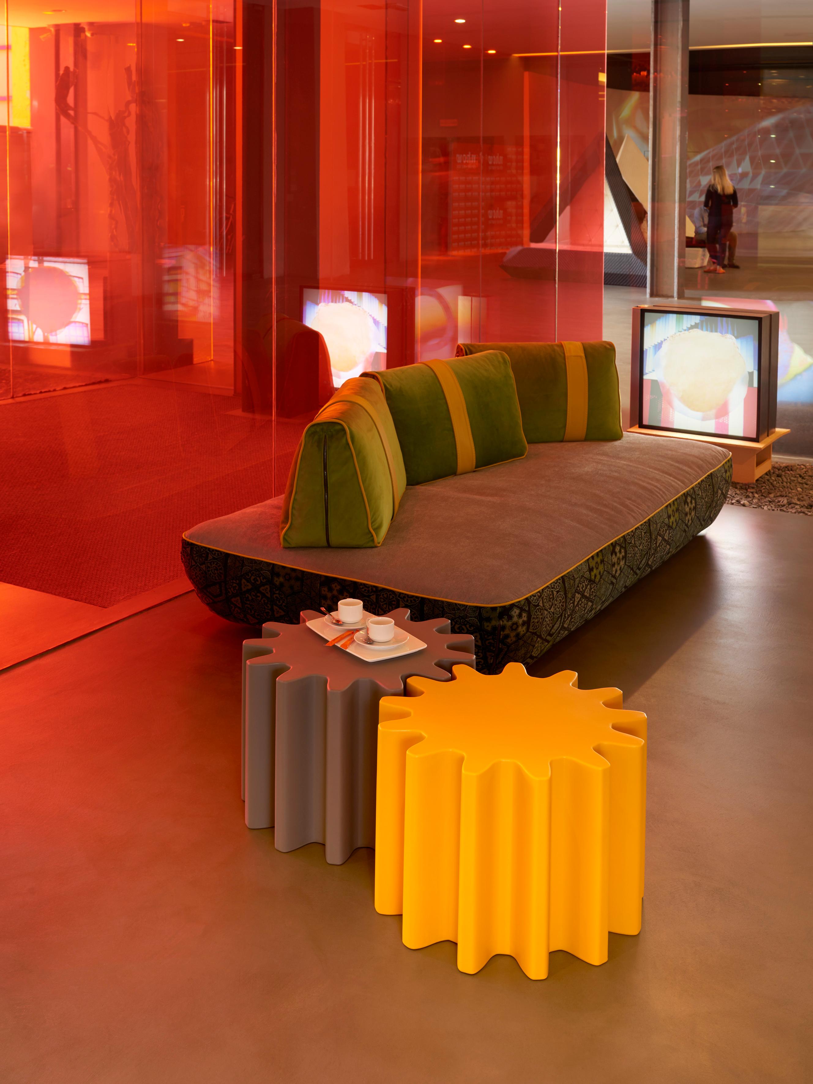 Postmoderne Table basse « Gear » rouge flamme d' Anastasia Ivanyuk en vente