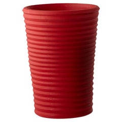 Grand pot en S rouge flamboyant par SLIDE Studio