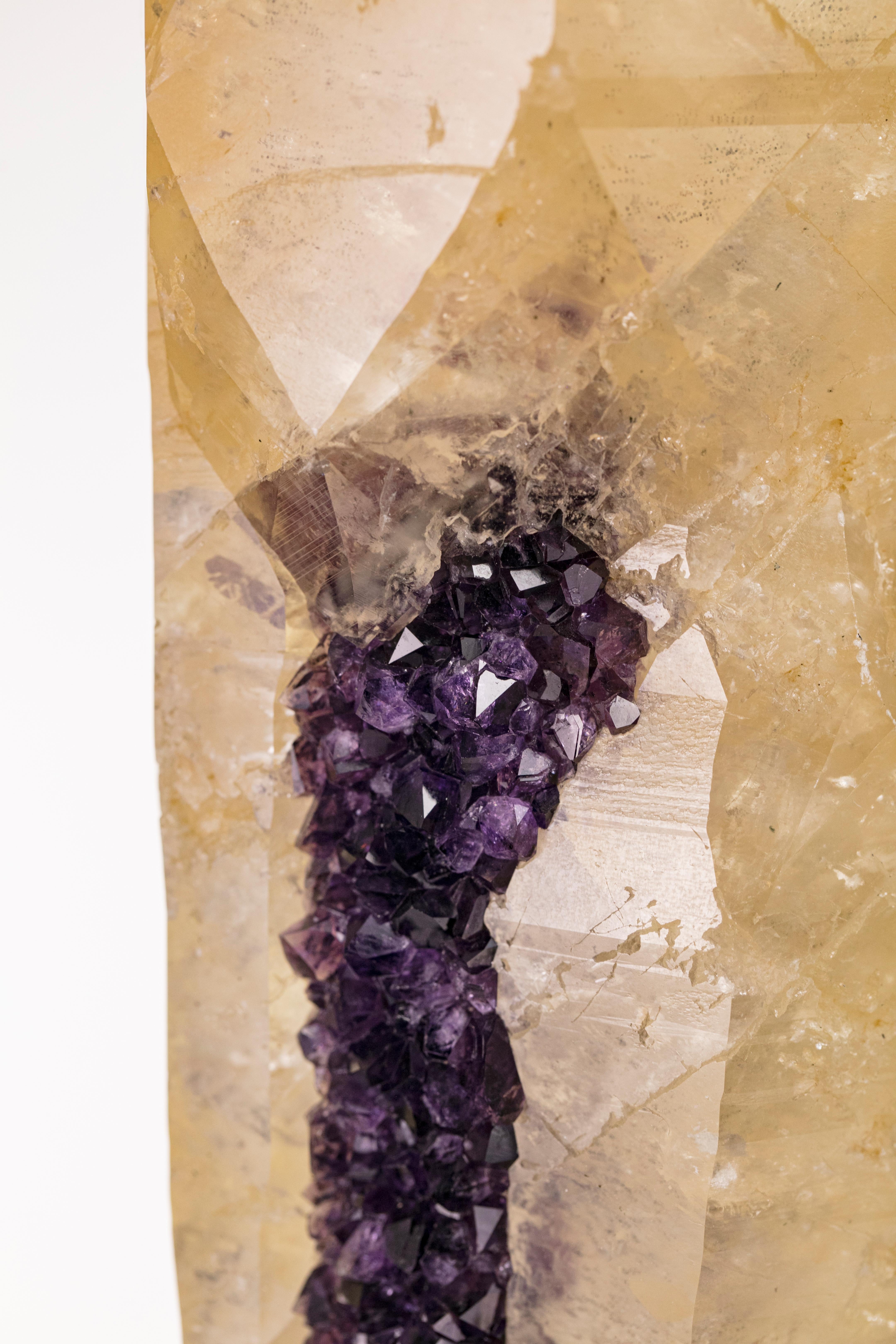 Uruguayen Spécimen minéral de Calcite en forme de flamme sur cristal d'améthyste - Artigas, Uruguay en vente