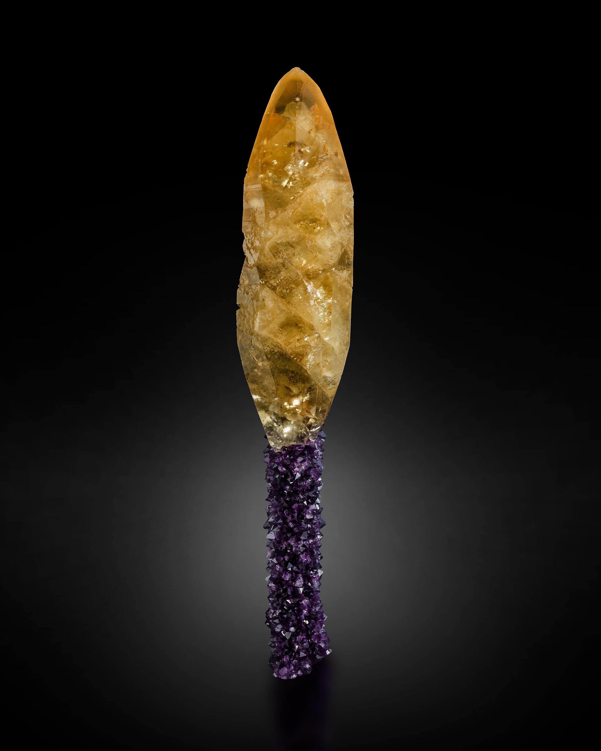 Spécimen minéral de Calcite en forme de flamme sur cristal d'améthyste - Artigas, Uruguay Bon état - En vente à Edison, NJ