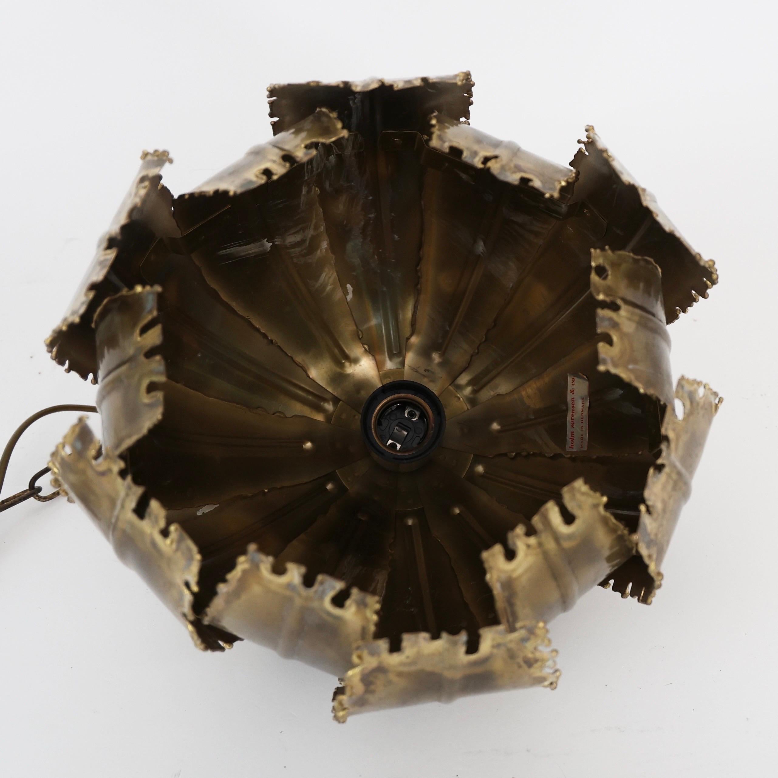 Lampade a sospensione in ottone Flamecut di Svend Aage Holm Sorensen, anni '60, Danimarca in vendita 3