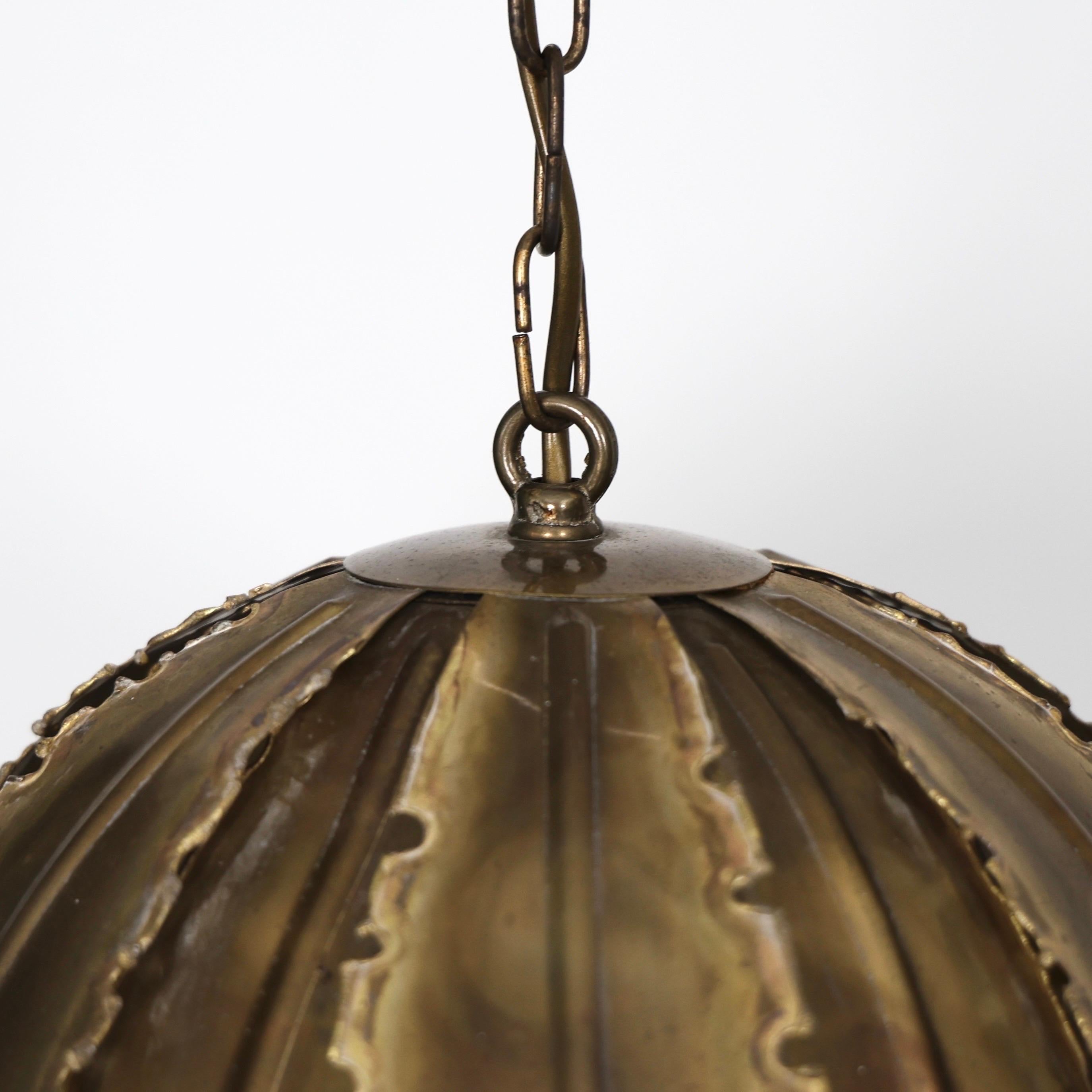 Lampade a sospensione in ottone Flamecut di Svend Aage Holm Sorensen, anni '60, Danimarca in vendita 4