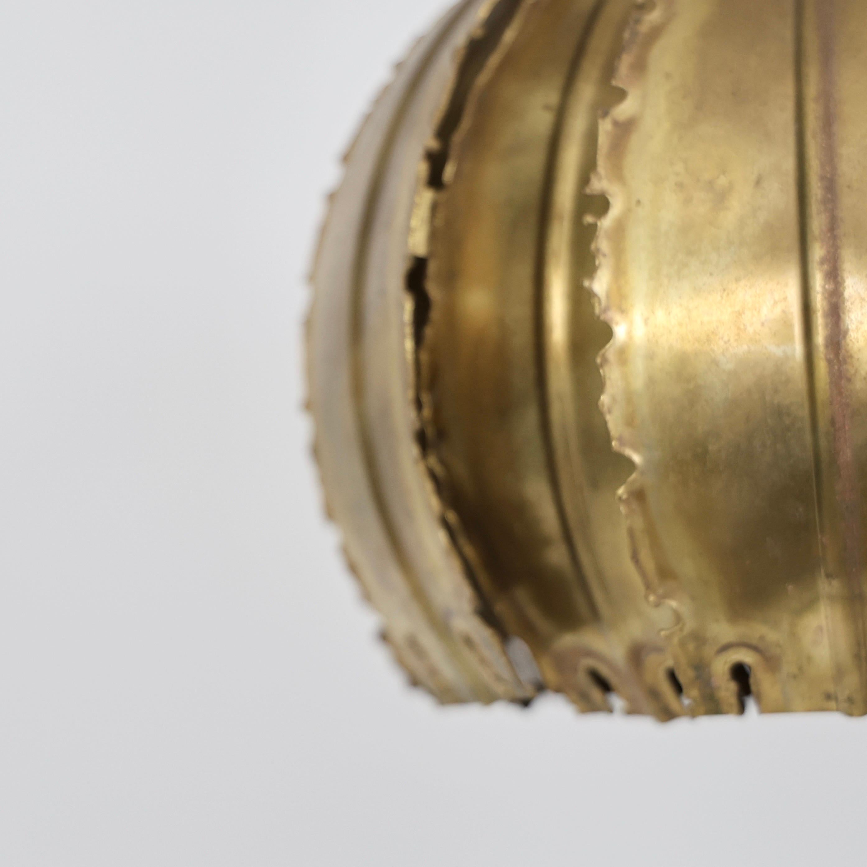 Lampade a sospensione in ottone Flamecut di Svend Aage Holm Sorensen, anni '60, Danimarca in vendita 6