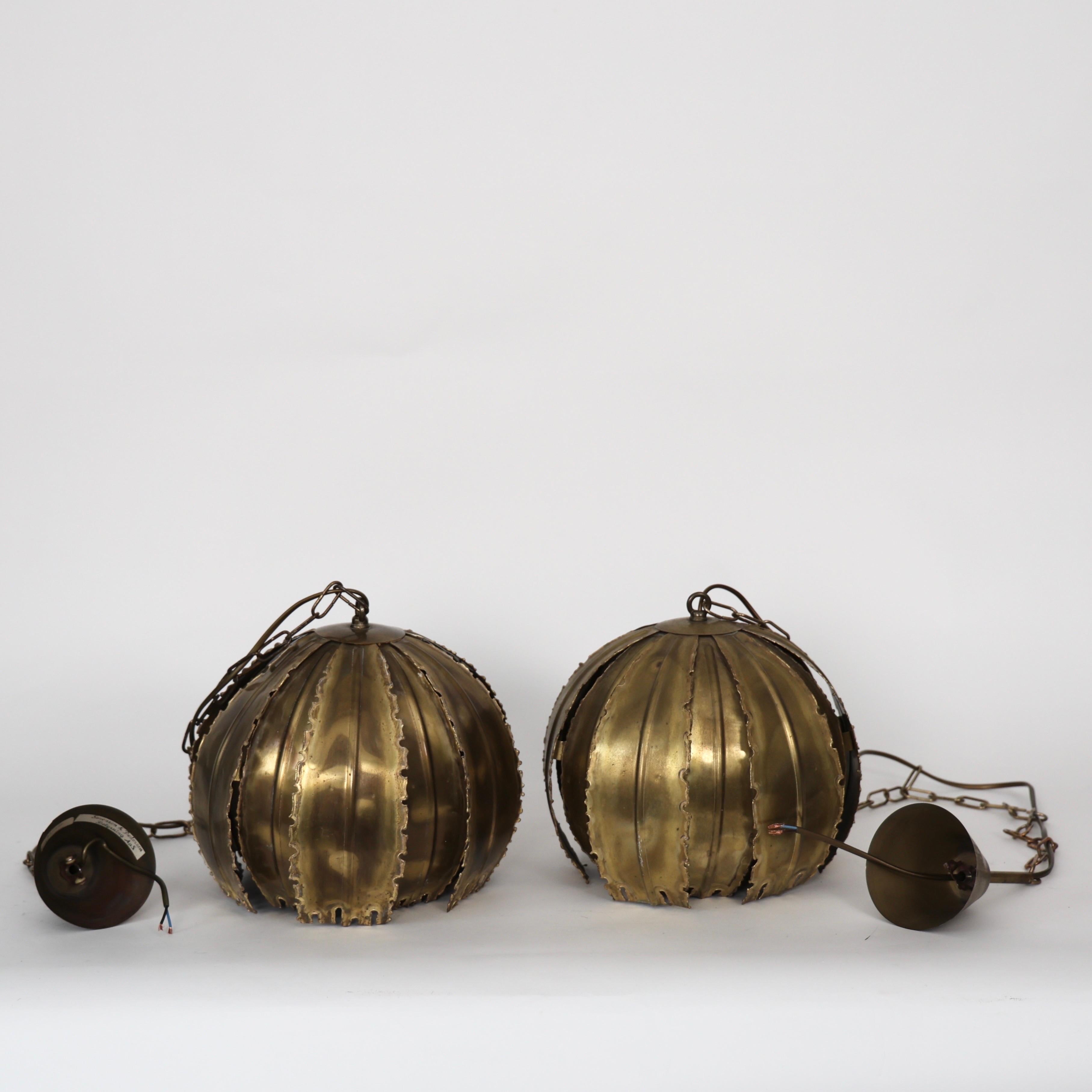 Lampade a sospensione in ottone Flamecut di Svend Aage Holm Sorensen, anni '60, Danimarca in vendita 10