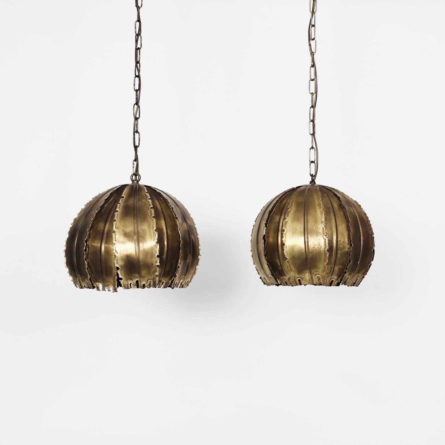 Brutalismo Lampade a sospensione in ottone Flamecut di Svend Aage Holm Sorensen, anni '60, Danimarca in vendita