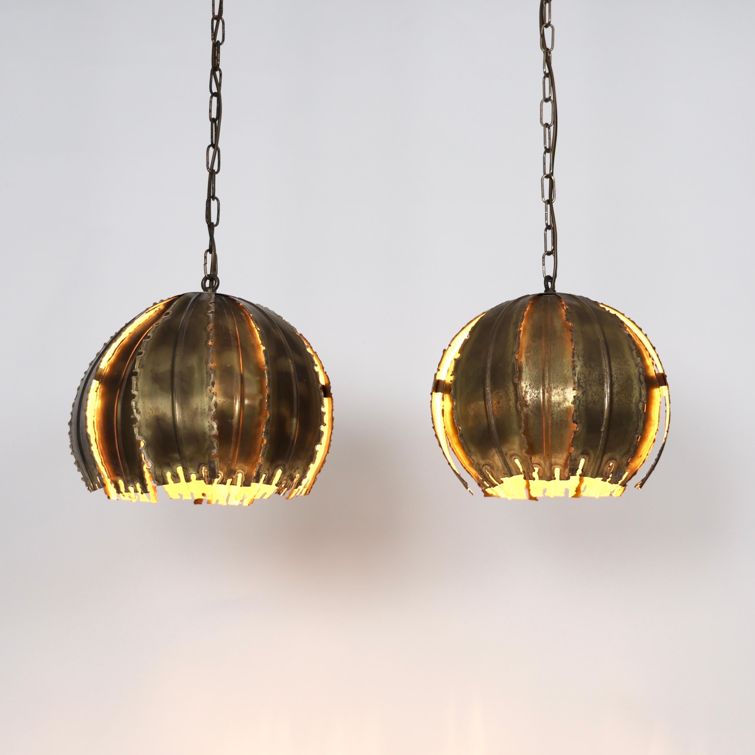 Danese Lampade a sospensione in ottone Flamecut di Svend Aage Holm Sorensen, anni '60, Danimarca in vendita