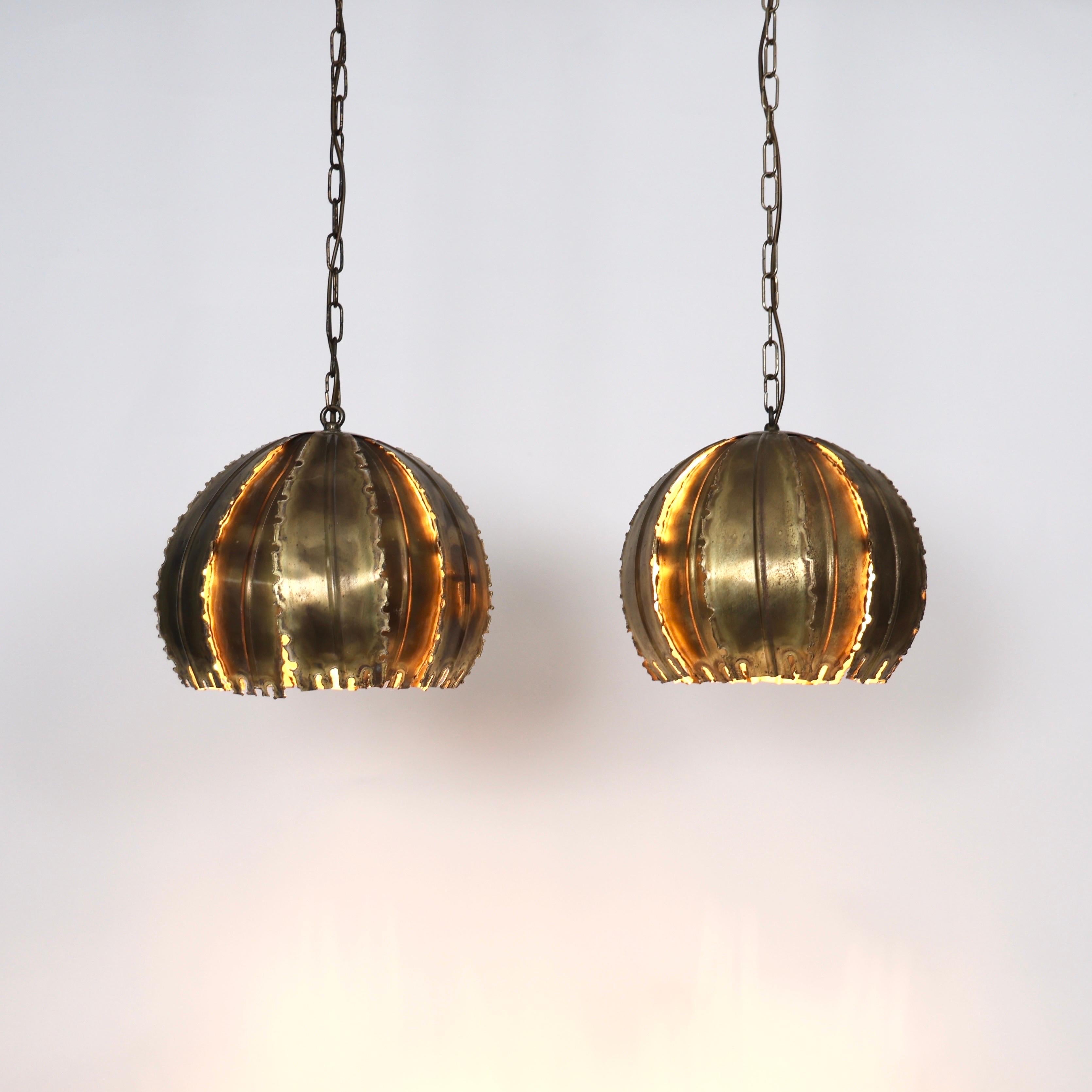 Lampade a sospensione in ottone Flamecut di Svend Aage Holm Sorensen, anni '60, Danimarca In condizioni buone in vendita a Værløse, DK