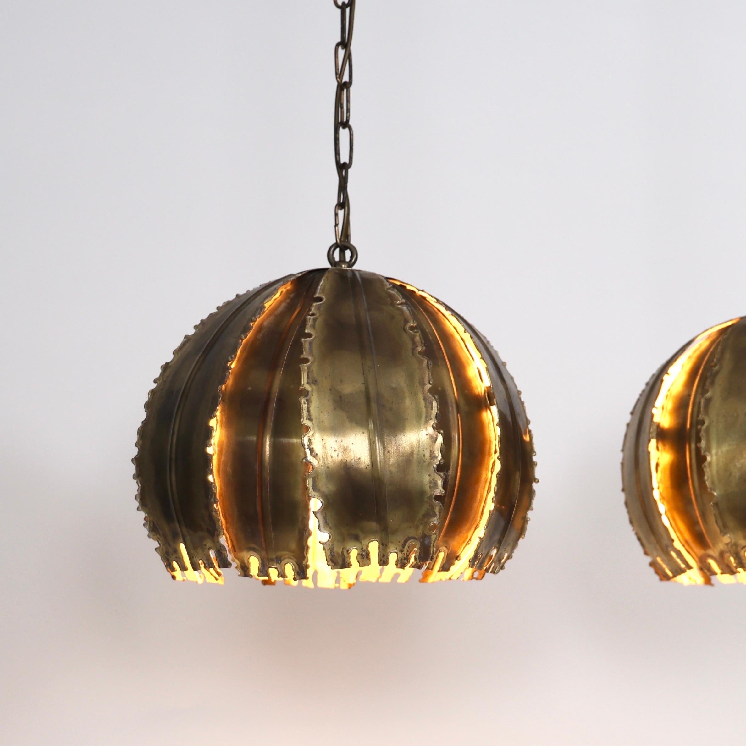 Metà XX secolo Lampade a sospensione in ottone Flamecut di Svend Aage Holm Sorensen, anni '60, Danimarca in vendita