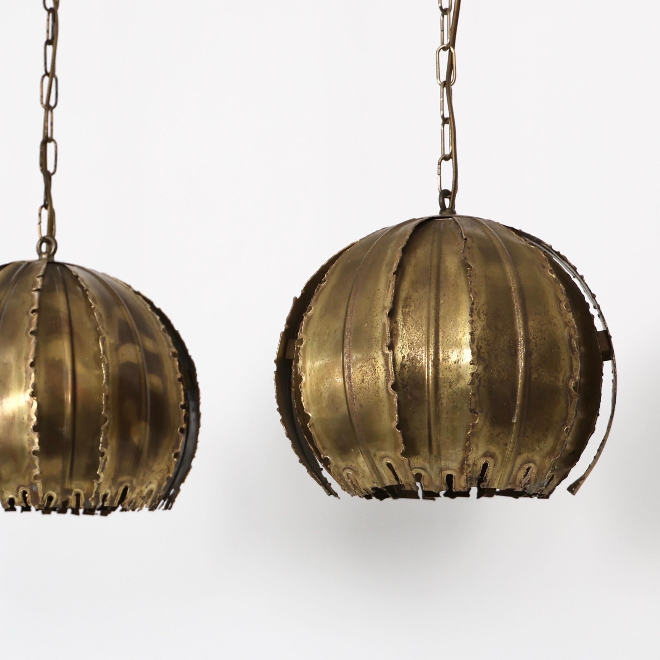 Metallo Lampade a sospensione in ottone Flamecut di Svend Aage Holm Sorensen, anni '60, Danimarca in vendita