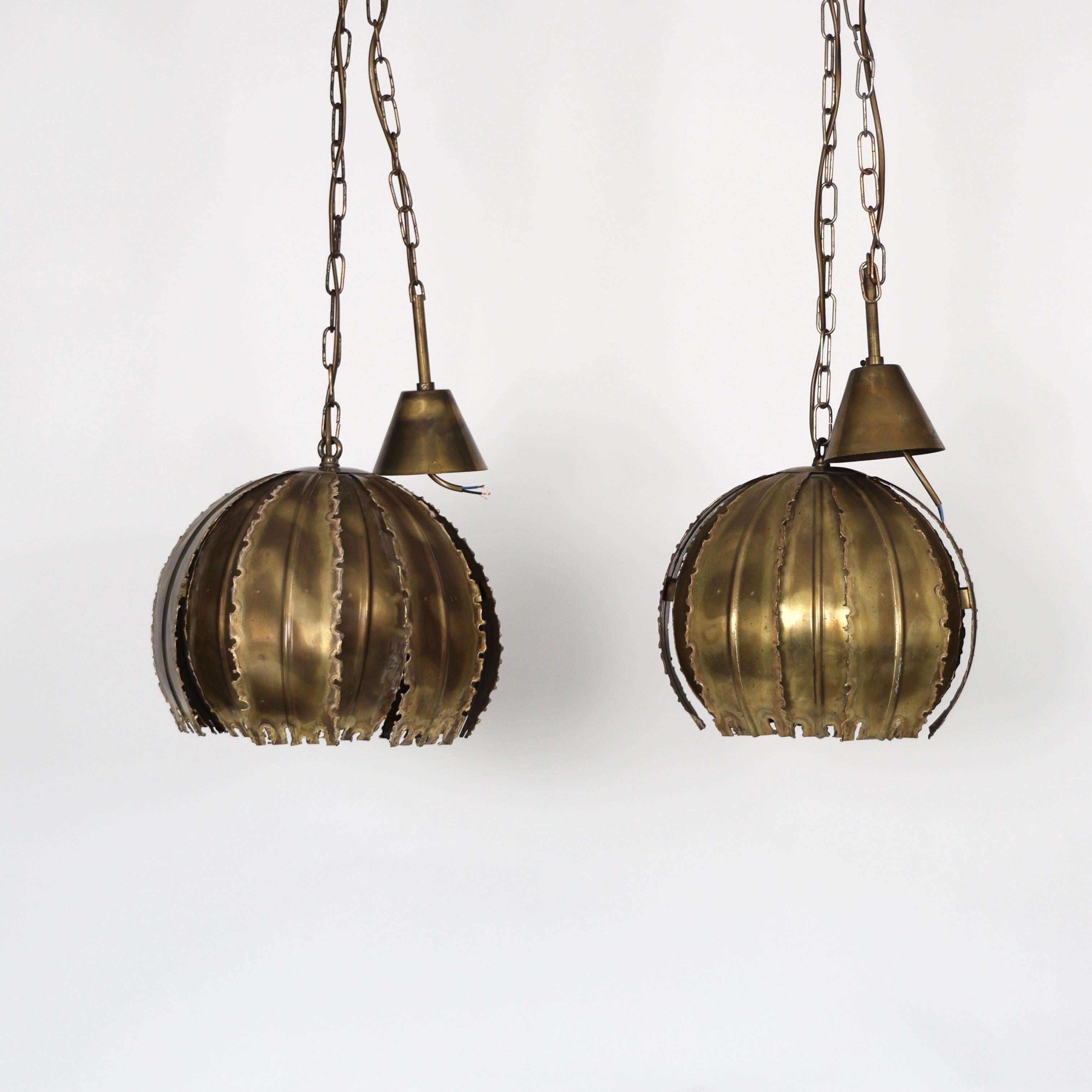 Lampade a sospensione in ottone Flamecut di Svend Aage Holm Sorensen, anni '60, Danimarca in vendita 1