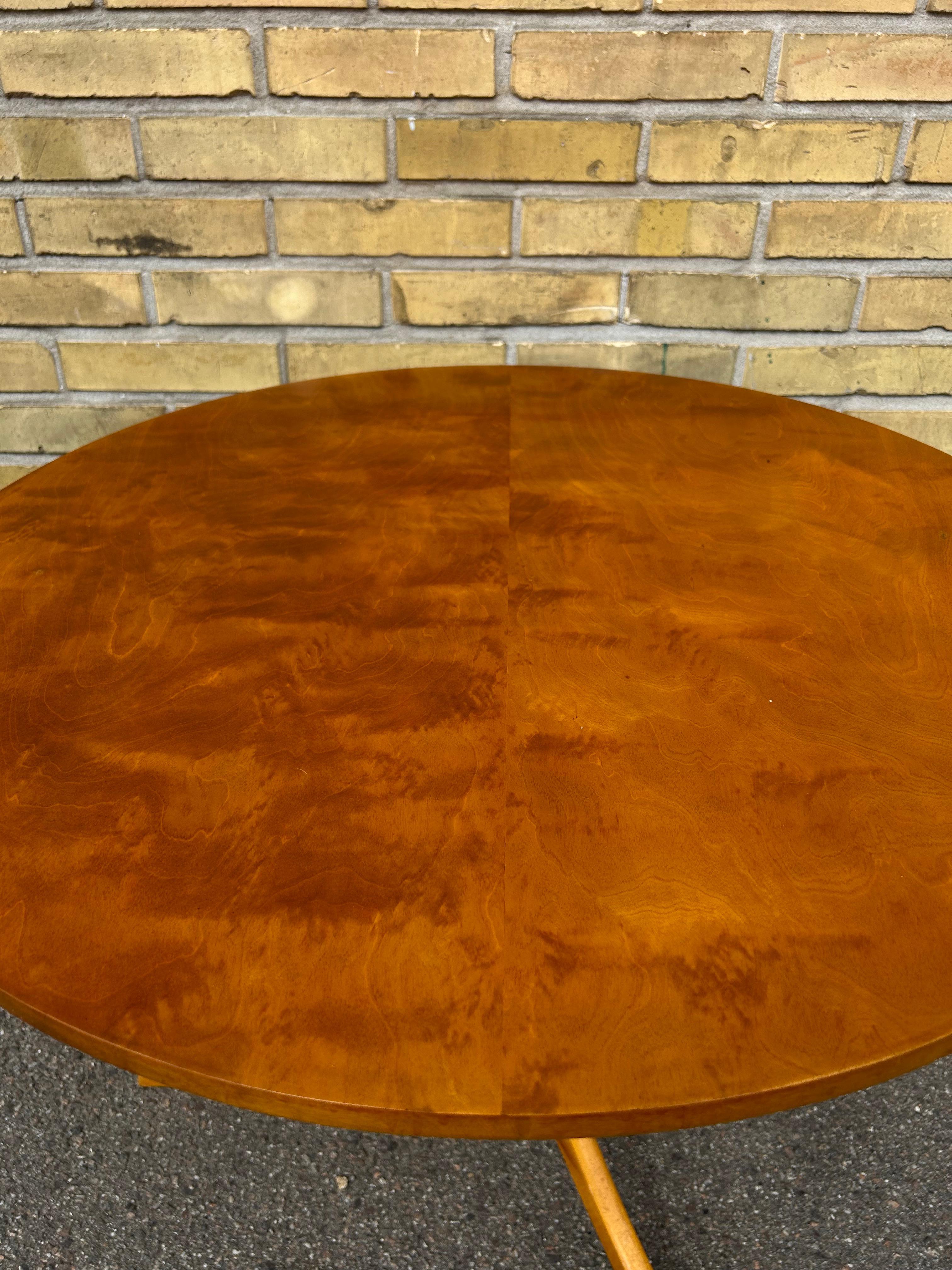 Rare and important elegant Swedish coffe table in Flamed birch and birch by an unknown Swedish manufacturer, the table is very similar to pieces by Austrian/Swedish designer Josef Frank (1885 to 1967) who worked for the Swedish design company