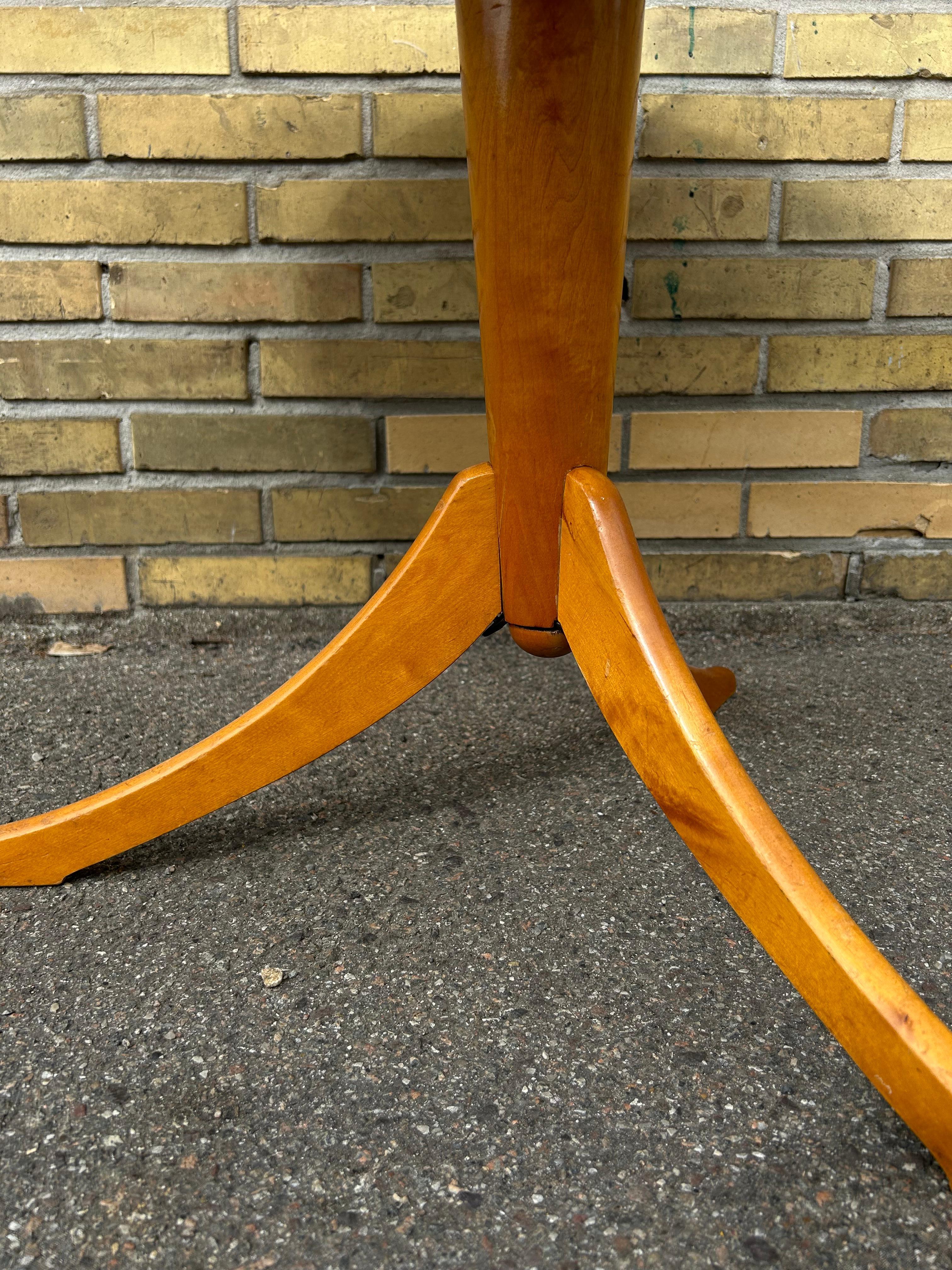 Scandinave moderne Table basse en bouleau flammé Suède années 50  en vente