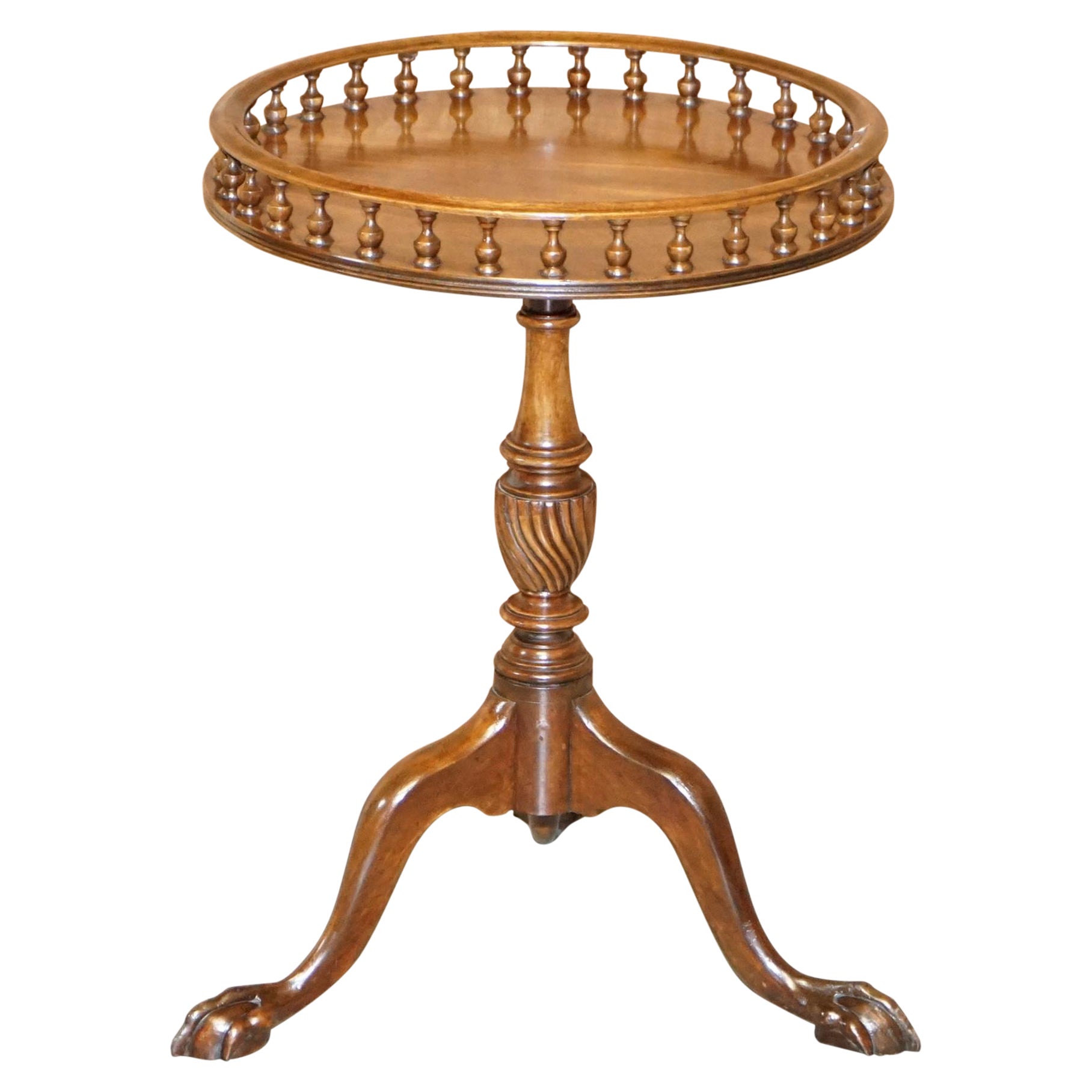 Tavolino con binario a galleria in legno duro fiammato con piedini a zampa di gallina (The Claw and Ball) in stile Regency