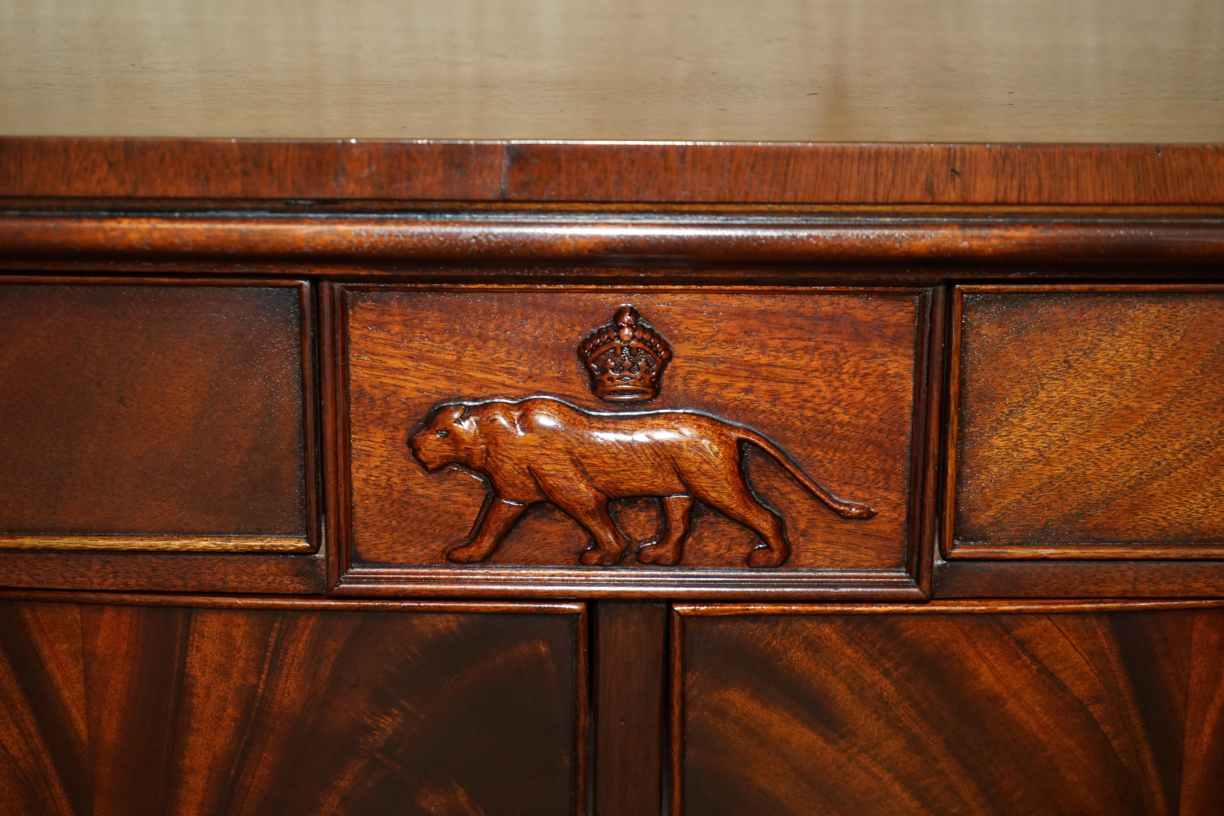 CASSETTIERA A TESTA DI LEONE EMPIRE IN LEGNO DURO FIAMMATO DI RALPH LAUREN CON FRONTE A FOCO in vendita 3