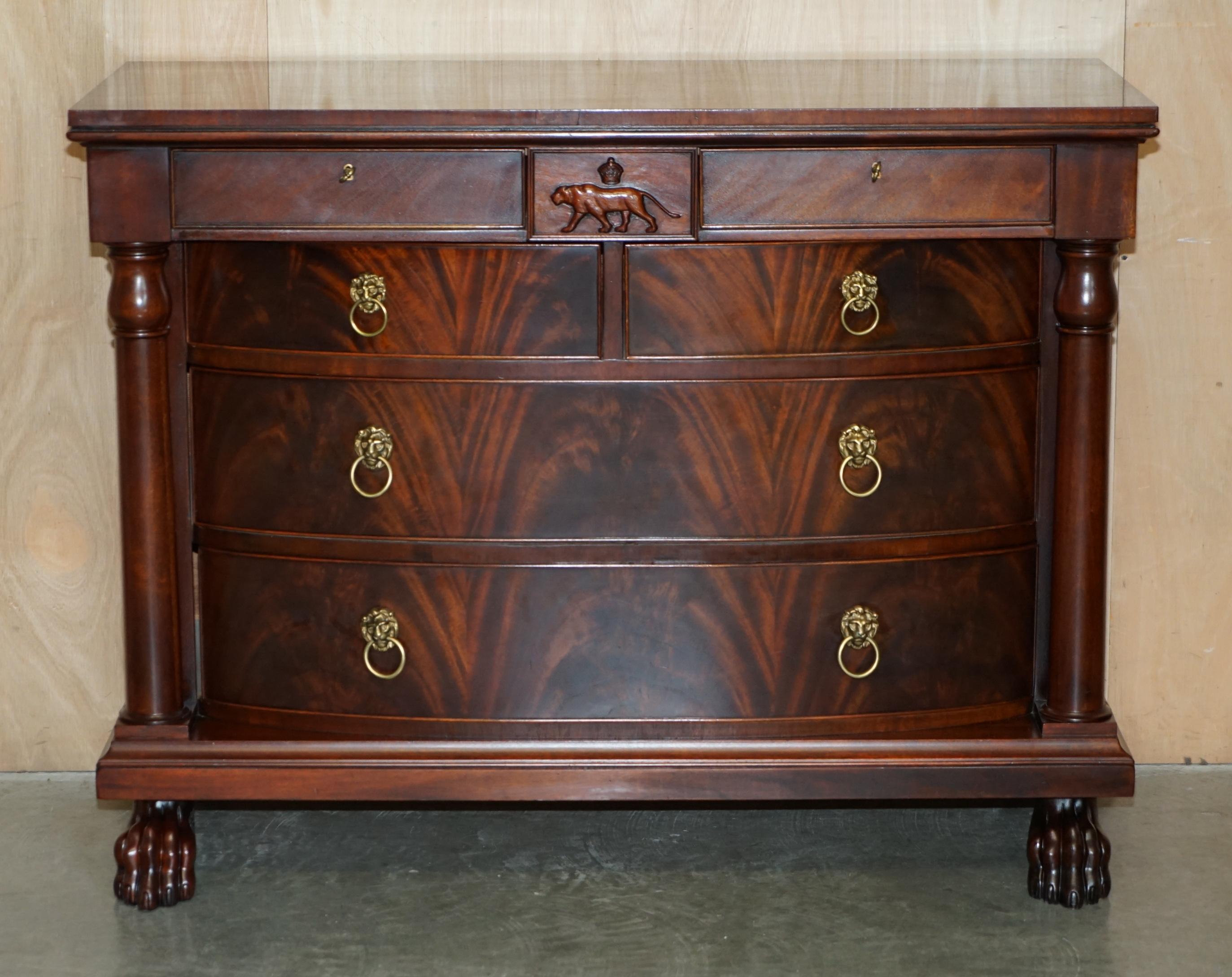 The House of Antiques è lieta di offrire in vendita questo delizioso cassettone in mogano fiammato di Ralph Lauren, con maniglie dorate a testa di leone, in stile Impero francese. 

Le spese di spedizione indicate sono solo indicative e coprono solo