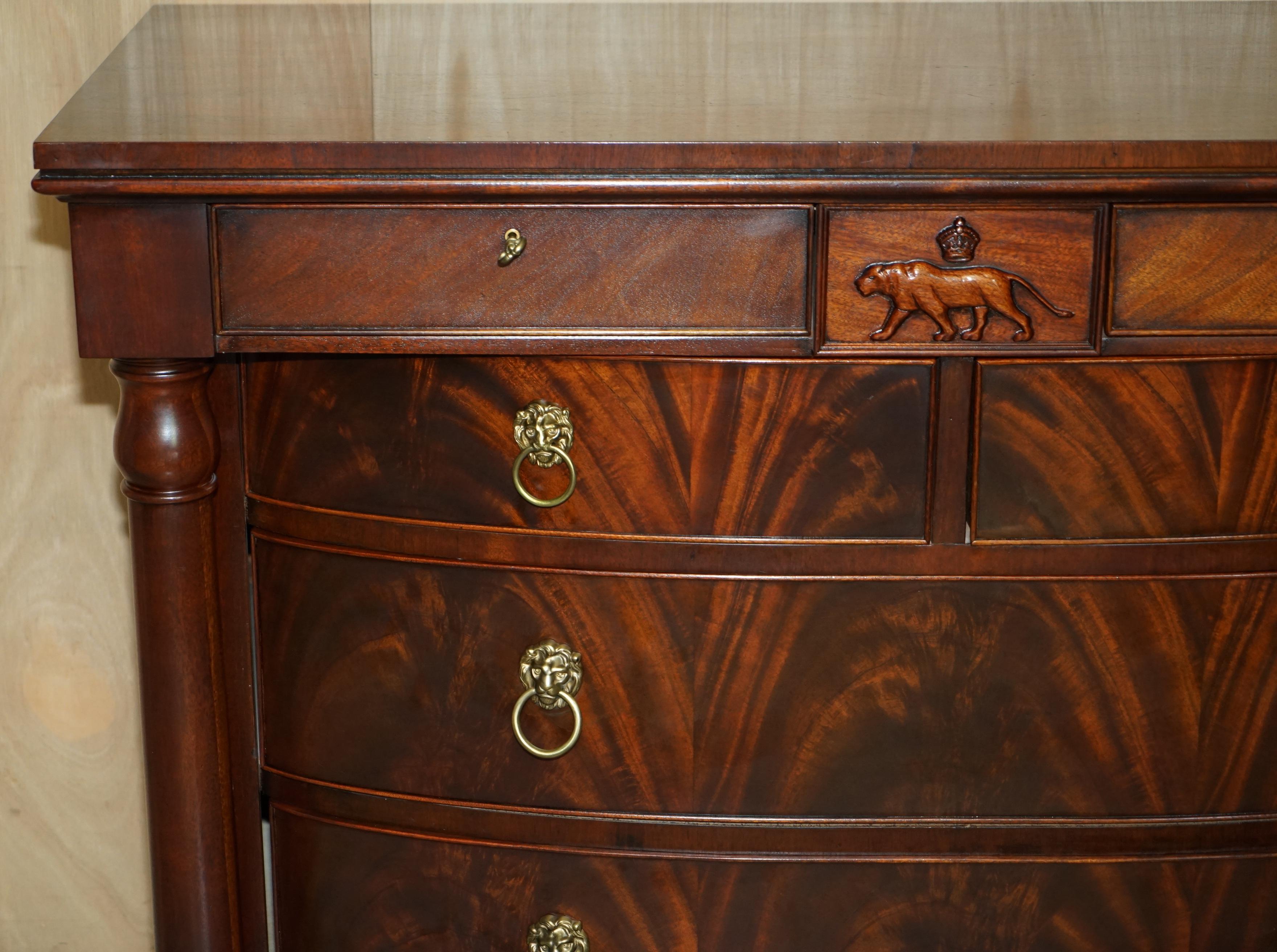 Georgiano CASSETTIERA A TESTA DI LEONE EMPIRE IN LEGNO DURO FIAMMATO DI RALPH LAUREN CON FRONTE A FOCO in vendita