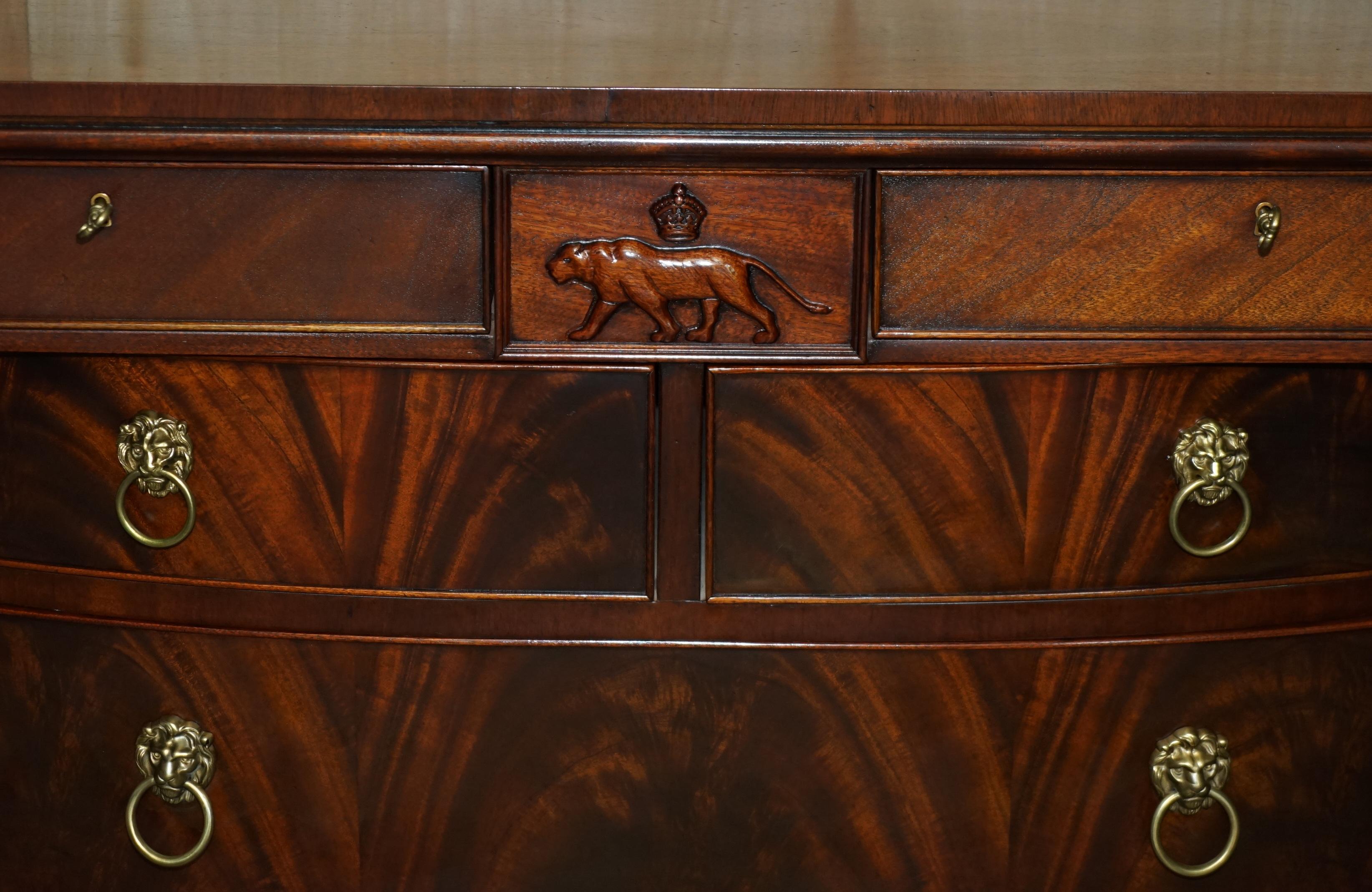 Fatto a mano CASSETTIERA A TESTA DI LEONE EMPIRE IN LEGNO DURO FIAMMATO DI RALPH LAUREN CON FRONTE A FOCO in vendita