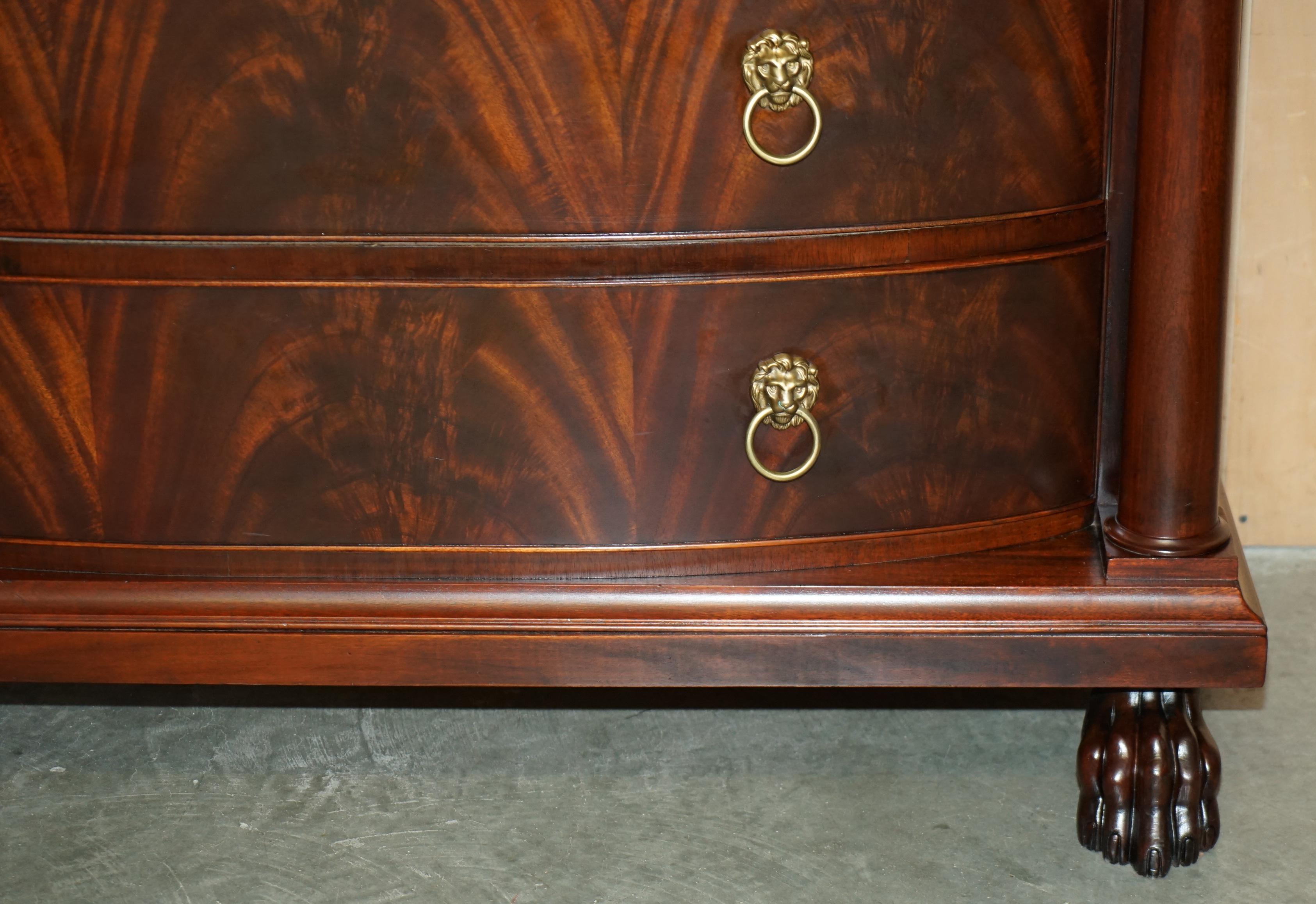 XX secolo CASSETTIERA A TESTA DI LEONE EMPIRE IN LEGNO DURO FIAMMATO DI RALPH LAUREN CON FRONTE A FOCO in vendita