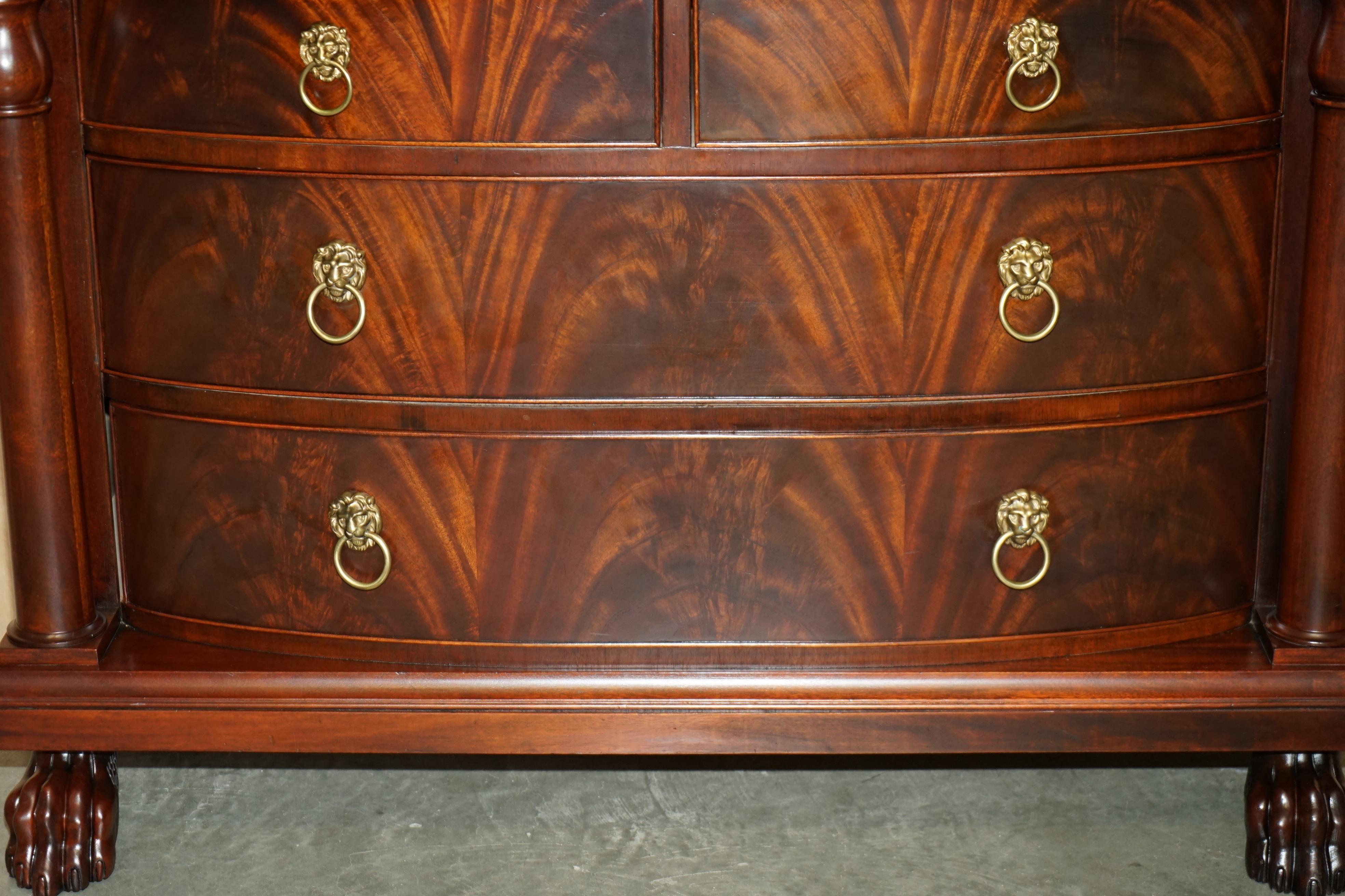 Legno massiccio CASSETTIERA A TESTA DI LEONE EMPIRE IN LEGNO DURO FIAMMATO DI RALPH LAUREN CON FRONTE A FOCO in vendita